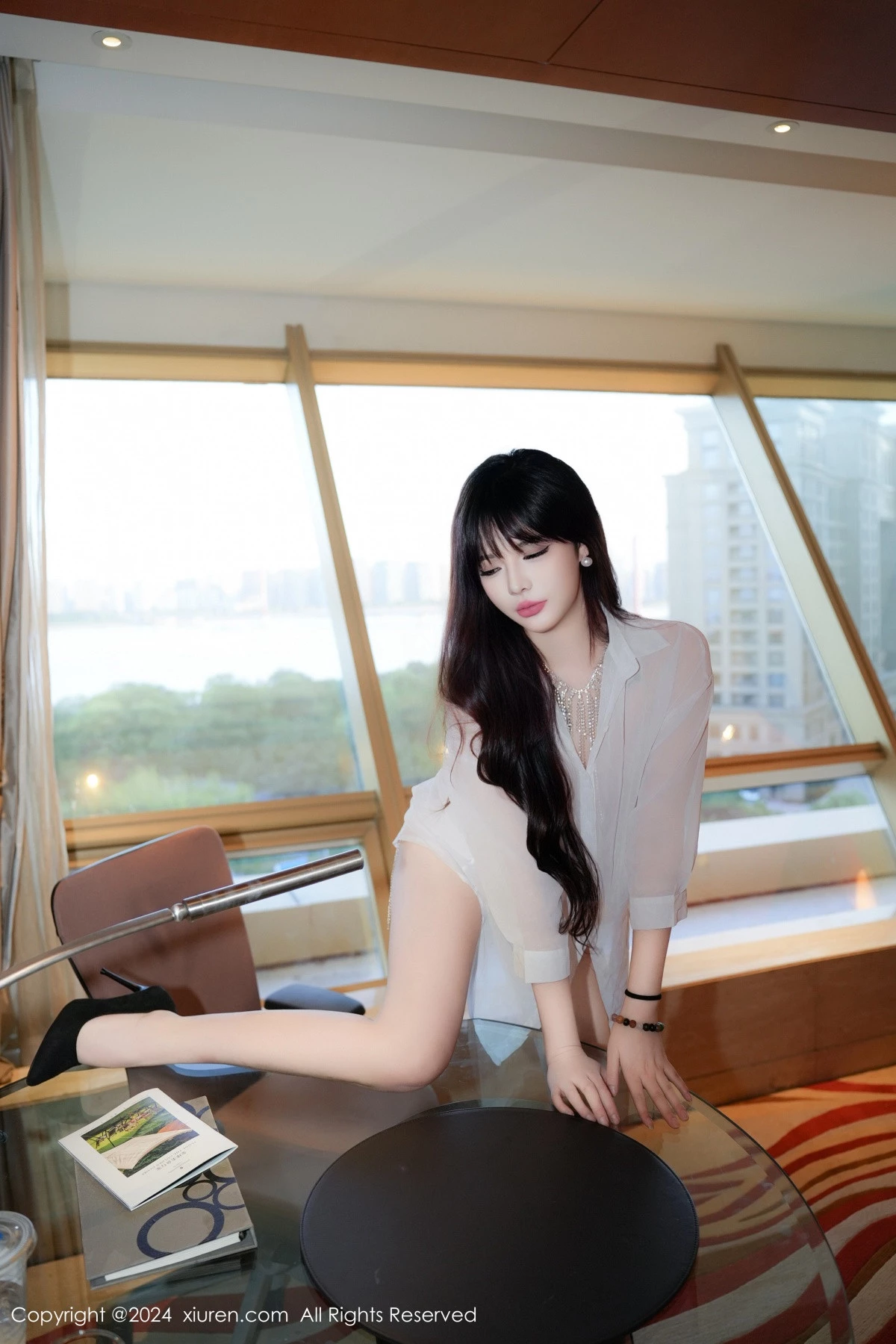 Xgyw.Org_XiuRen第9002期_模特酒精阿姨性感白色T恤露银色内衣秀曼妙身姿惹火诱惑写真77P