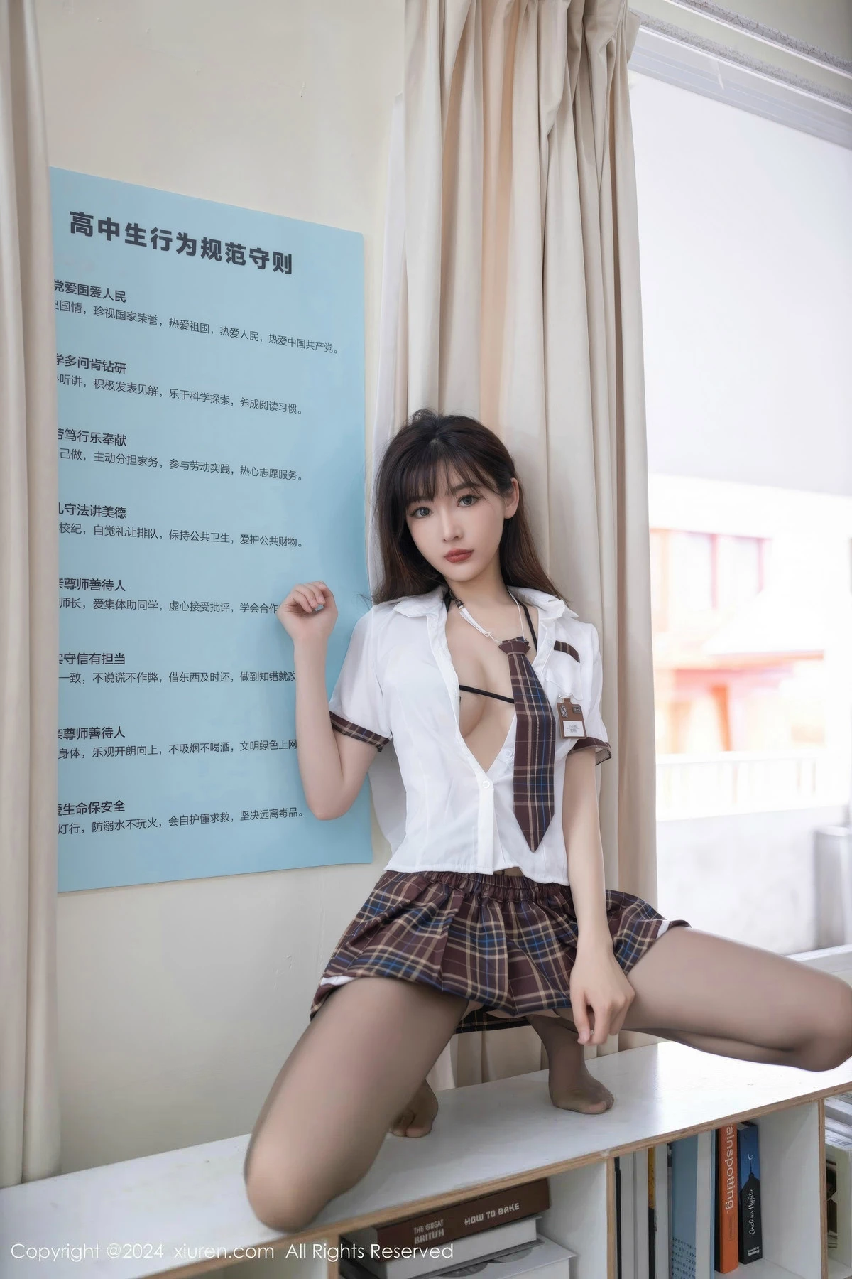 Xgyw.Org_XiuRen第8918期_模特陆萱萱学生制服露情趣内衣配开档黑丝秀完美身材诱惑写真80P