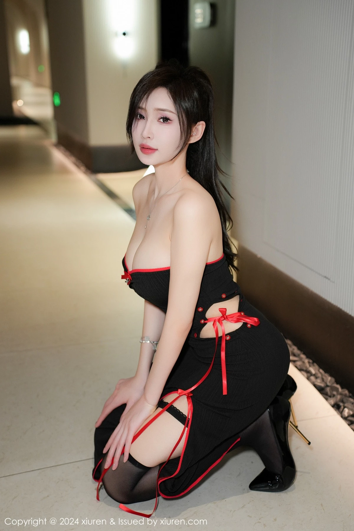 Xgyw.Org_XiuRen第9220期_女神Carol周妍希X性感黑色Coplay服饰配黑丝吊袜秀美腿诱惑写真59P