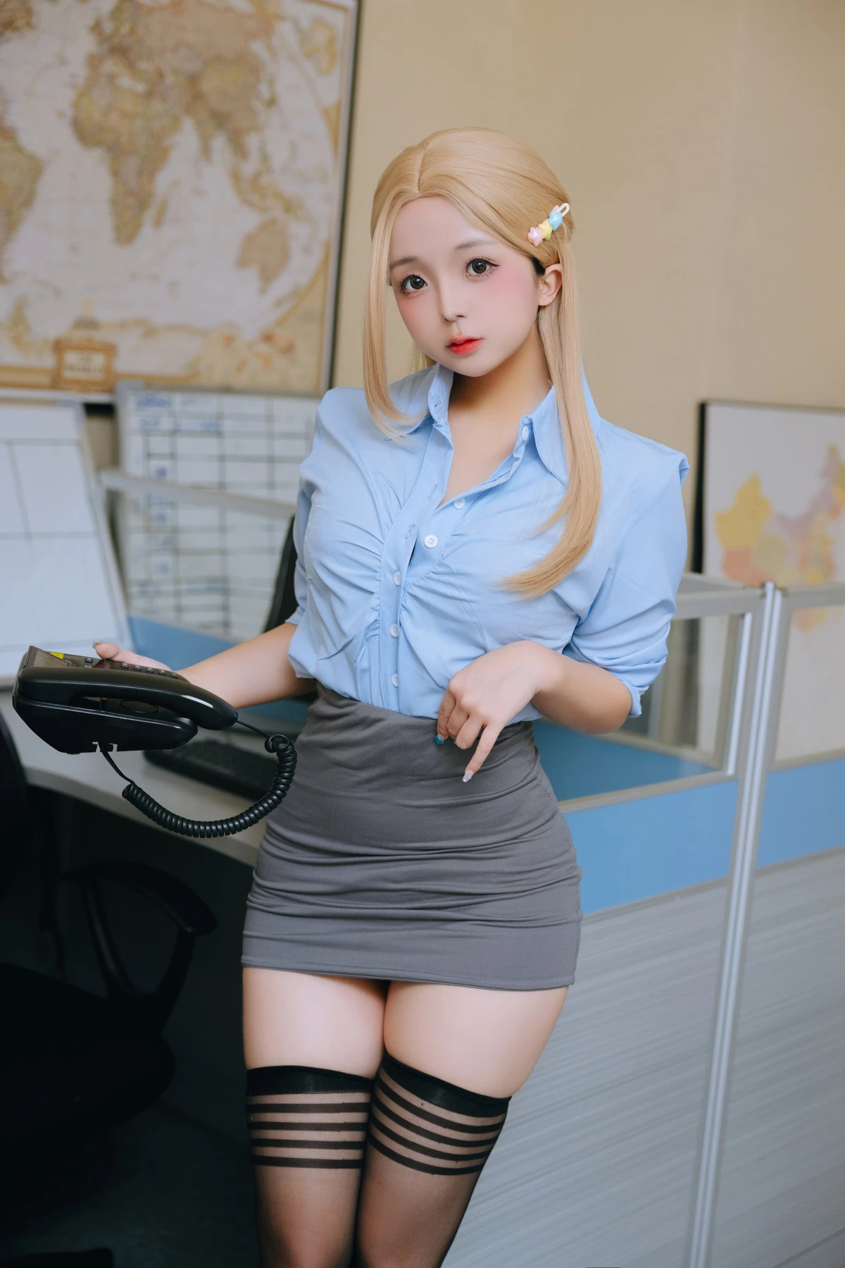 Xgyw.Org_Cosplay美女日奈娇办公室主题性感蓝色衬衫配灰短裙露蕾丝内衣秀翘臀美腿诱惑写真130P