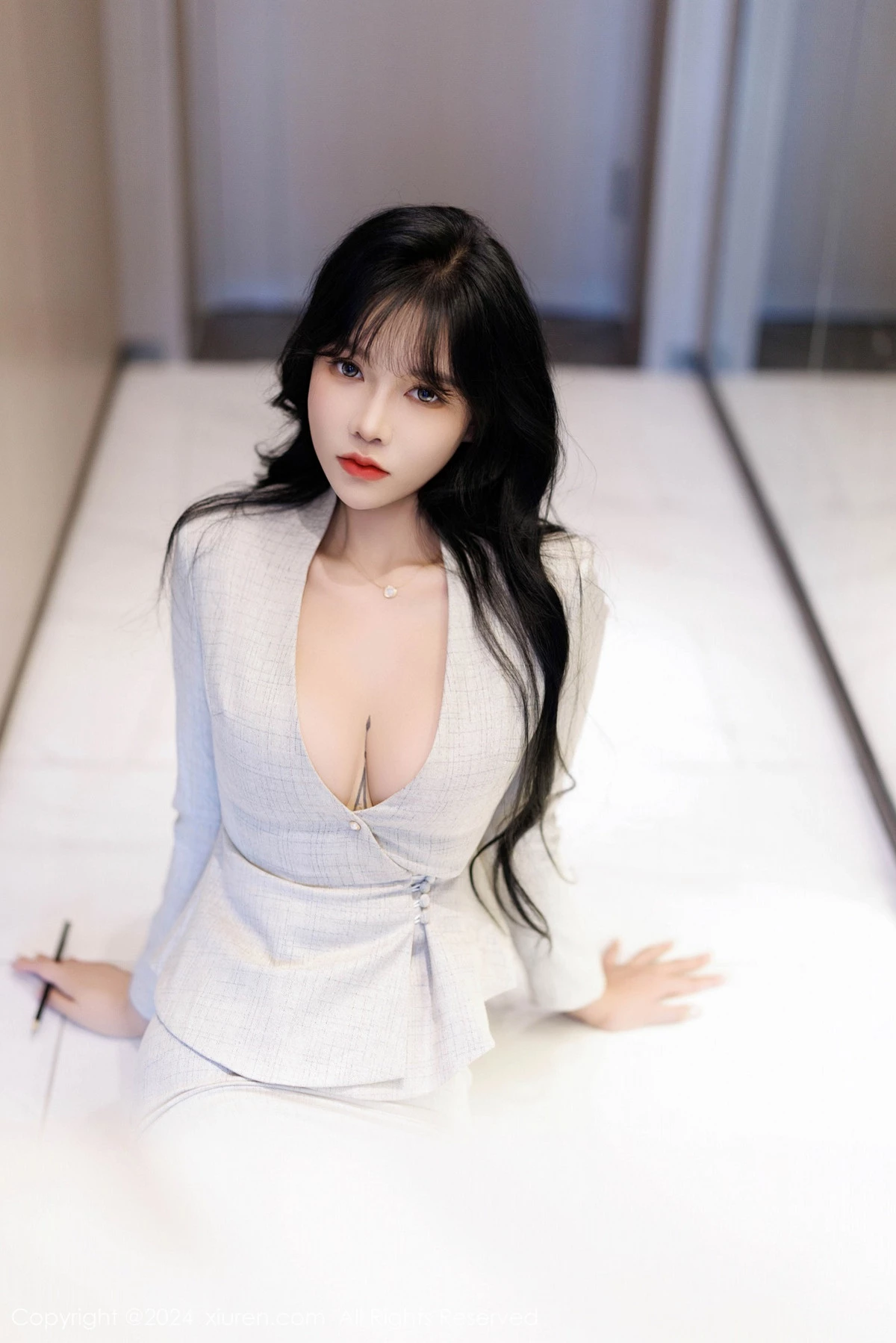 Xgyw.Org_XiuRen第9398期_模特娜比性感浅色OL服饰配闪亮无内肉丝秀凹凸身材惹火诱惑写真100P