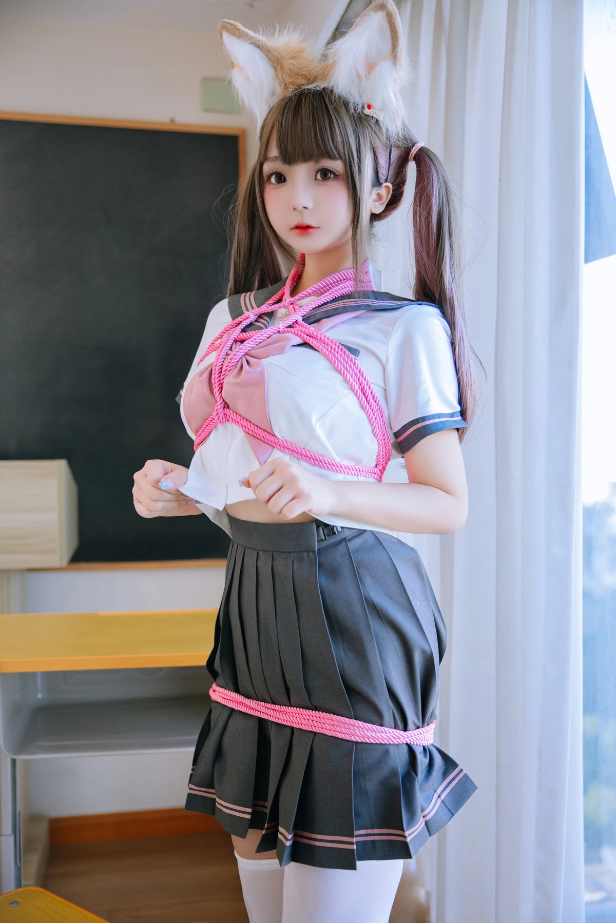 Xgyw.Org_Cosplay美女日奈娇课桌捆绑主题性感白色内衣配白丝袜粉色绳艺捆绑秀惹火身材诱惑写真150P