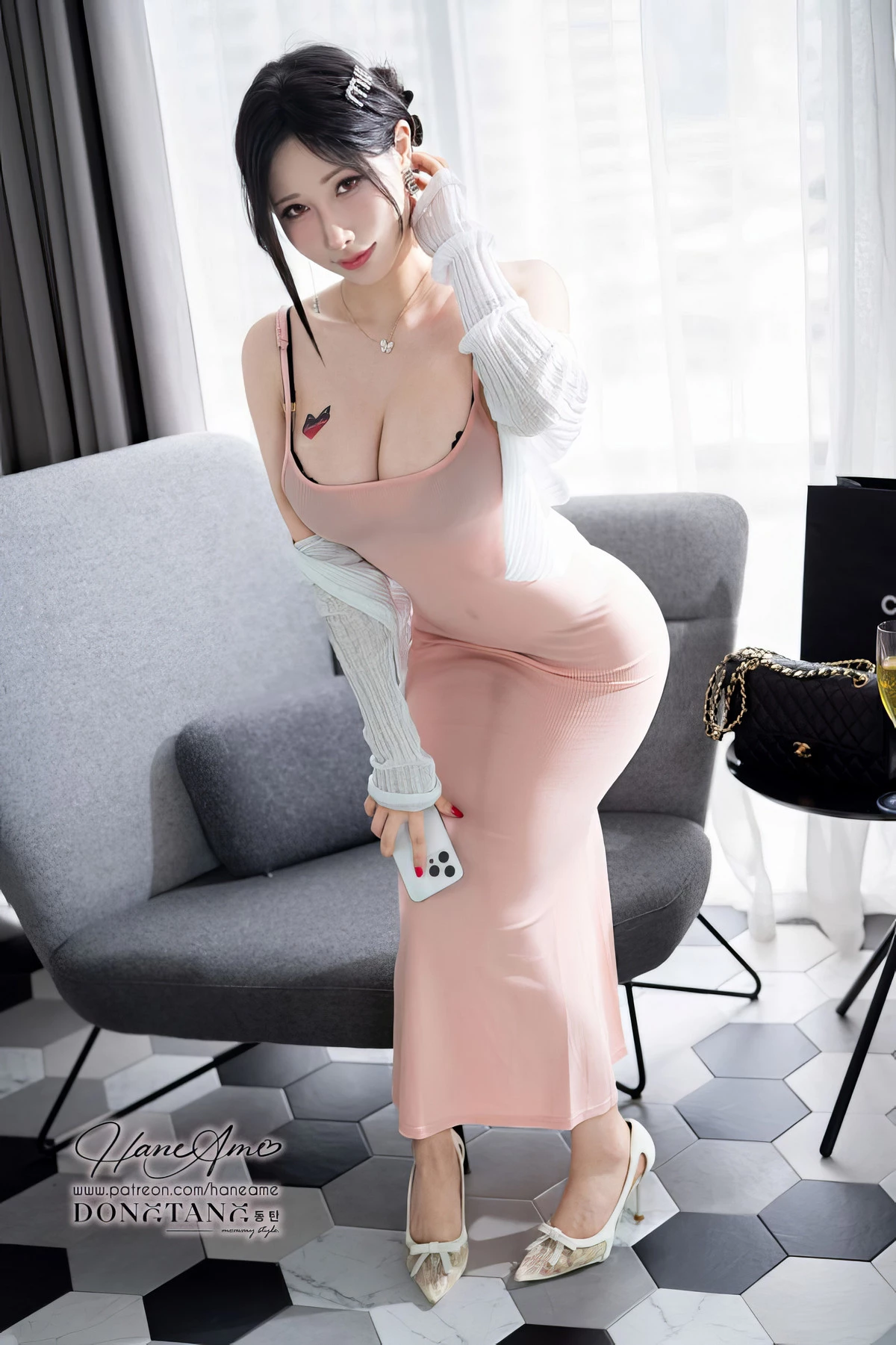 Xgyw.Org_Coser美女雨波_HaneAme后妈写真书主题性感粉色吊带长裙露黑色内衣秀丰满身材诱惑写真92P