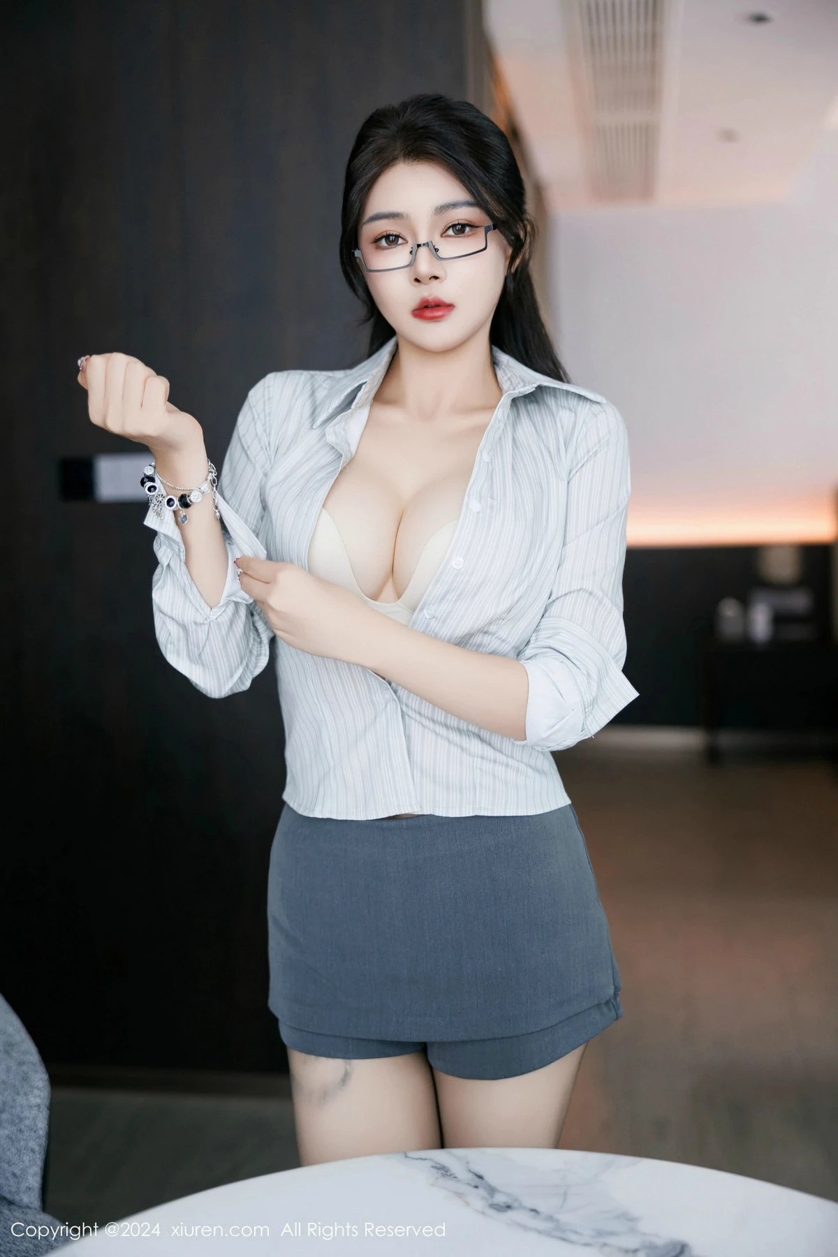 Xgyw.Org_XiuRen第9611期_模特凯竹Quinn浅色OL服饰露性感内衣配黑丝袜秀丰腴身姿诱惑写真90P