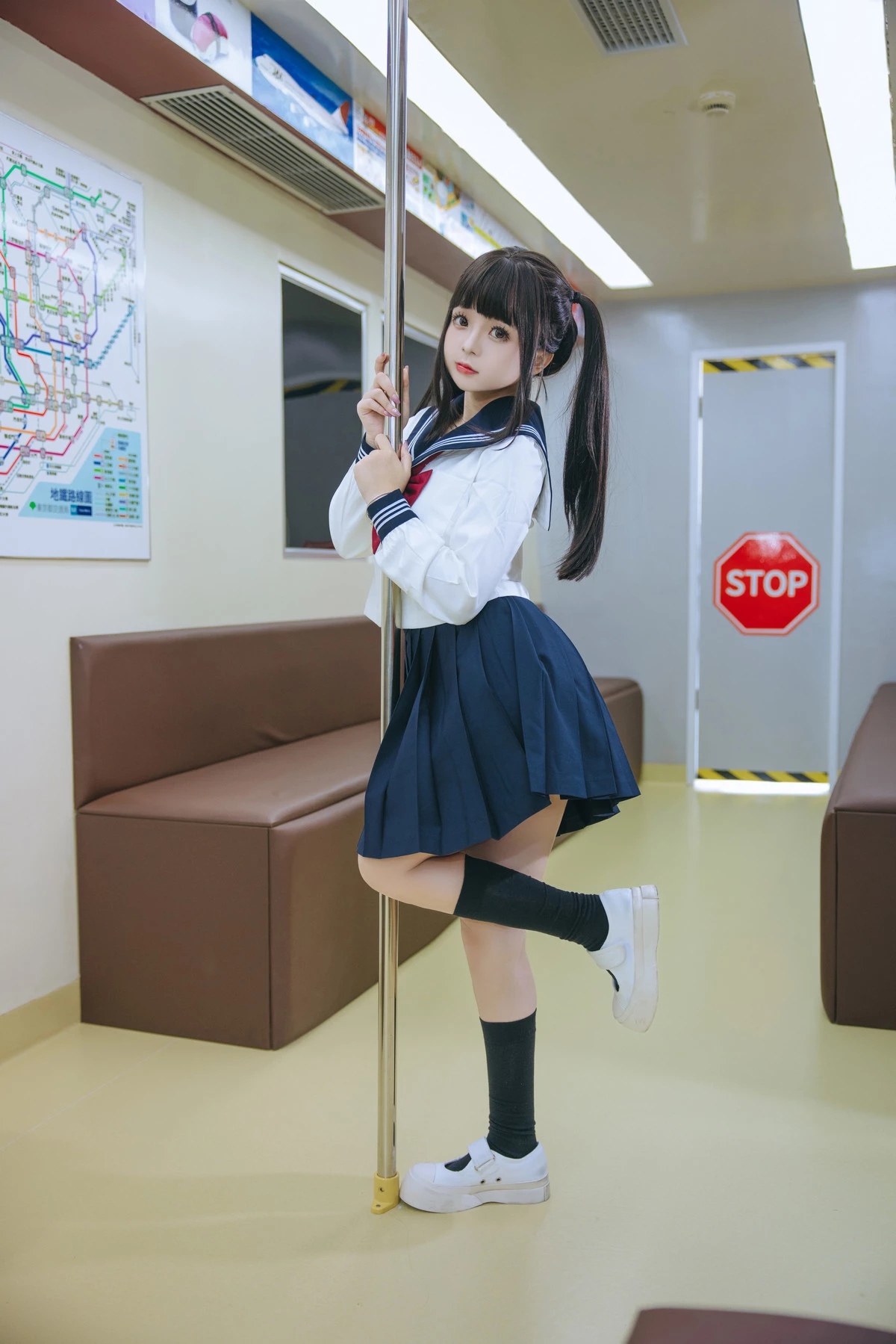 Xgyw.Org_Cosplay美女日奈娇列车JK主题列车上性感JK制服露白色蕾丝内衣秀丰腴身姿诱惑写真83P