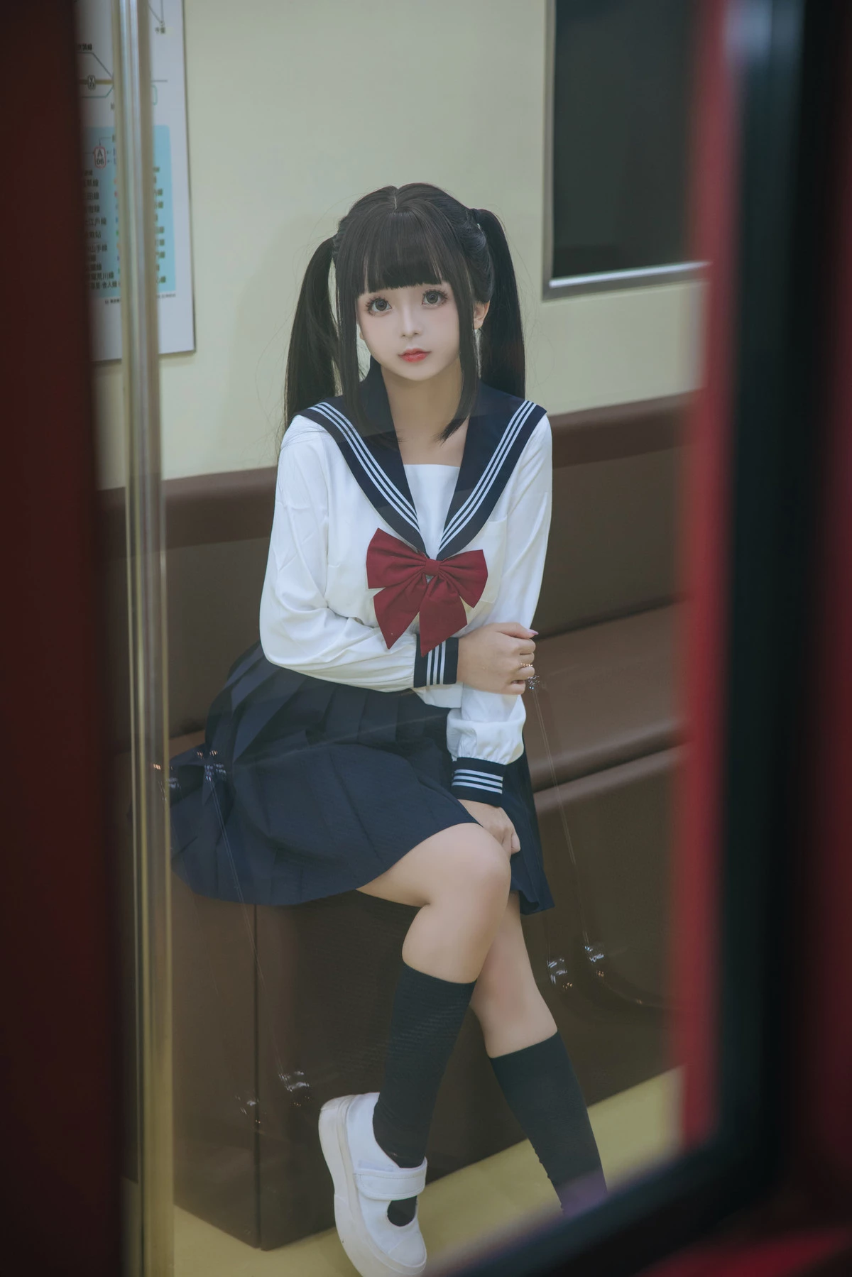 Xgyw.Org_Cosplay美女日奈娇列车JK主题列车上性感JK制服露白色蕾丝内衣秀丰腴身姿诱惑写真83P