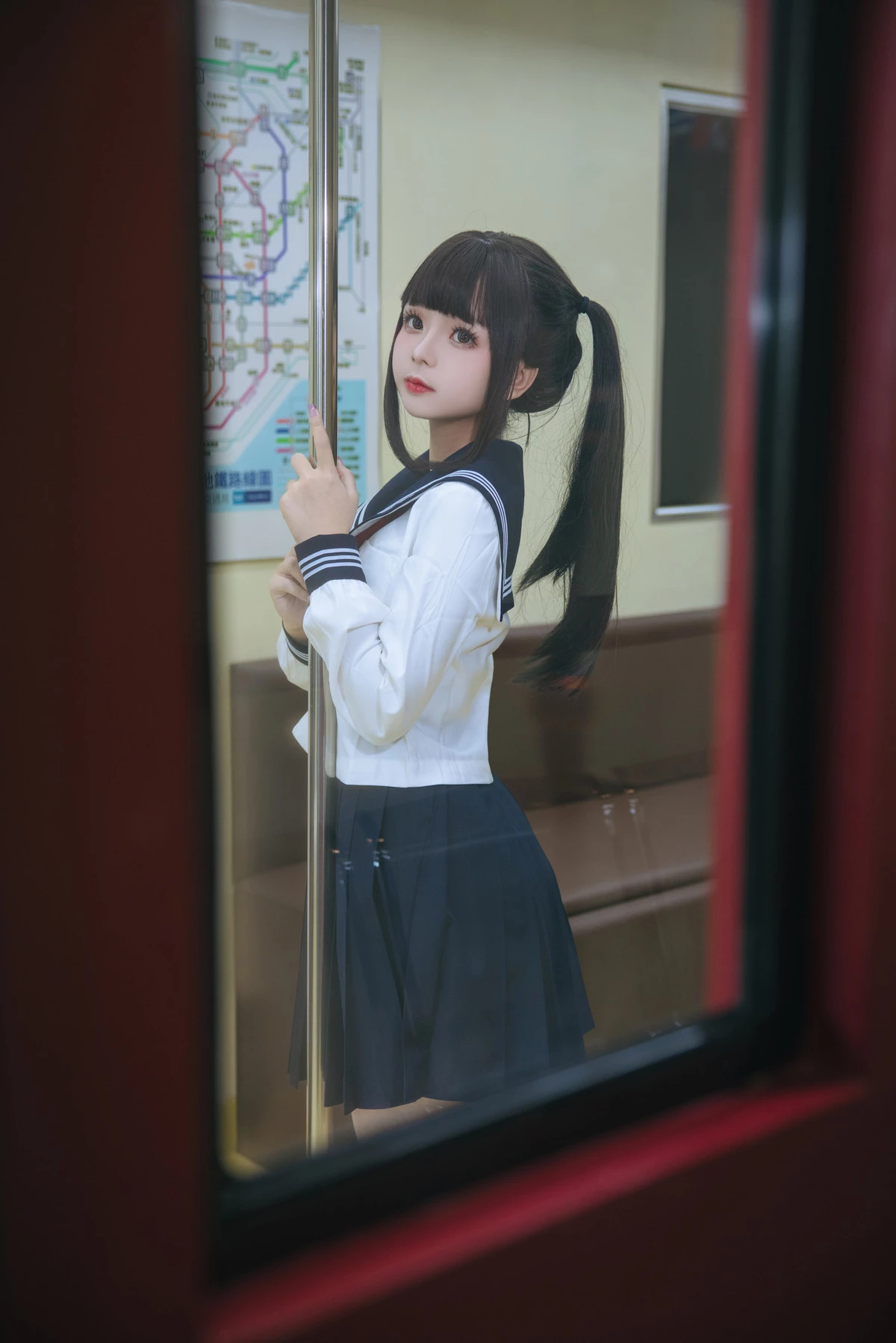 Xgyw.Org_Cosplay美女日奈娇列车JK主题列车上性感JK制服露白色蕾丝内衣秀丰腴身姿诱惑写真83P