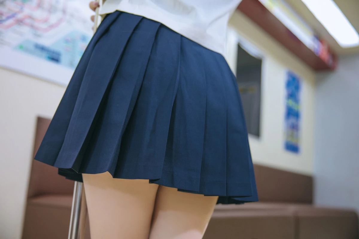 Xgyw.Org_Cosplay美女日奈娇列车JK主题列车上性感JK制服露白色蕾丝内衣秀丰腴身姿诱惑写真83P