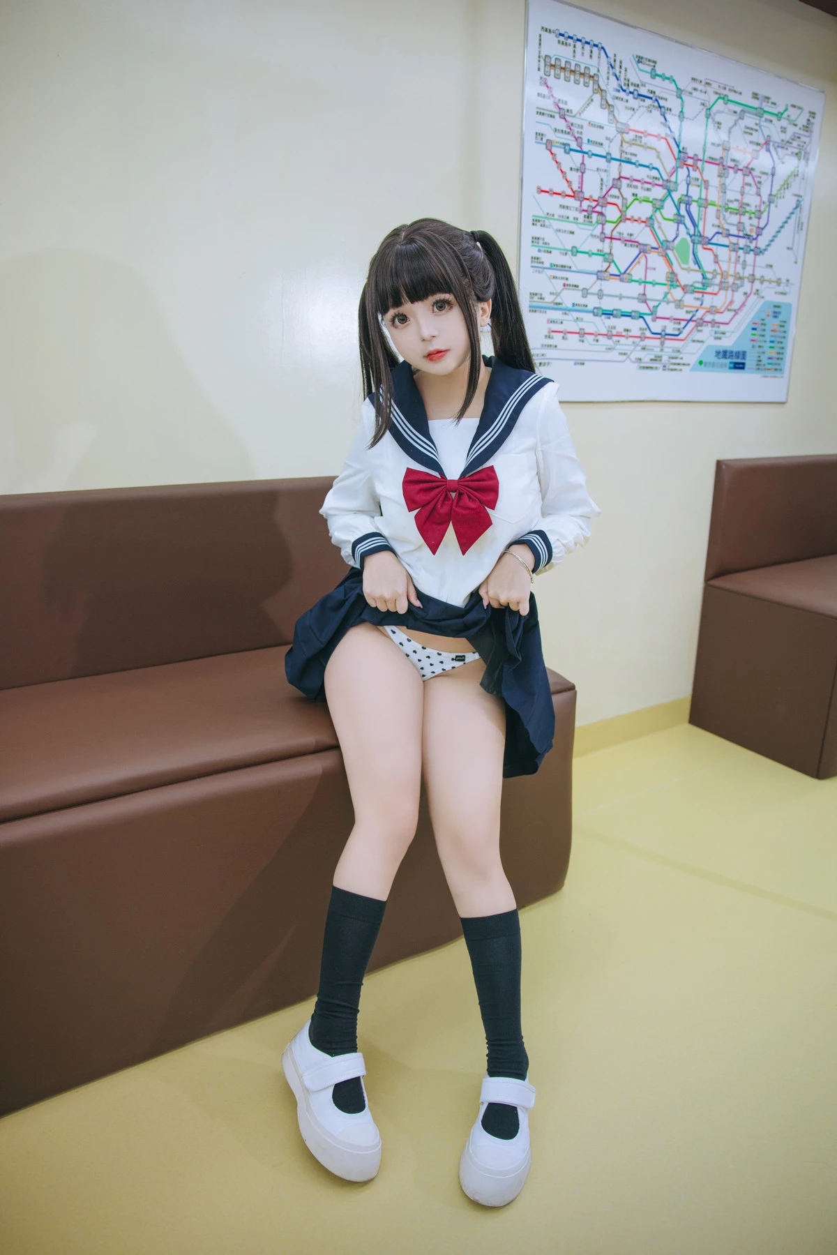 Xgyw.Org_Cosplay美女日奈娇列车JK主题列车上性感JK制服露白色蕾丝内衣秀丰腴身姿诱惑写真83P