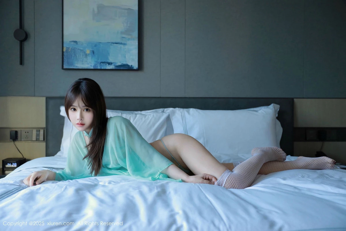 Xgyw.Org_XiuRen第9807期_女神Evelyn艾莉性感绿色情趣服饰配白色网袜秀曼妙身材诱惑写真92P