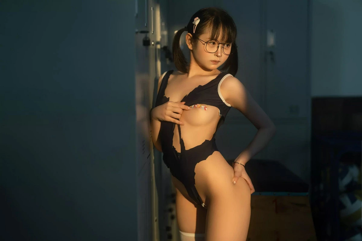 Xgyw.Org_动漫博主幼水铃衣午间更衣室主题私房性感蓝色死库水配白色丝袜秀翘臀美腿诱惑写真75P