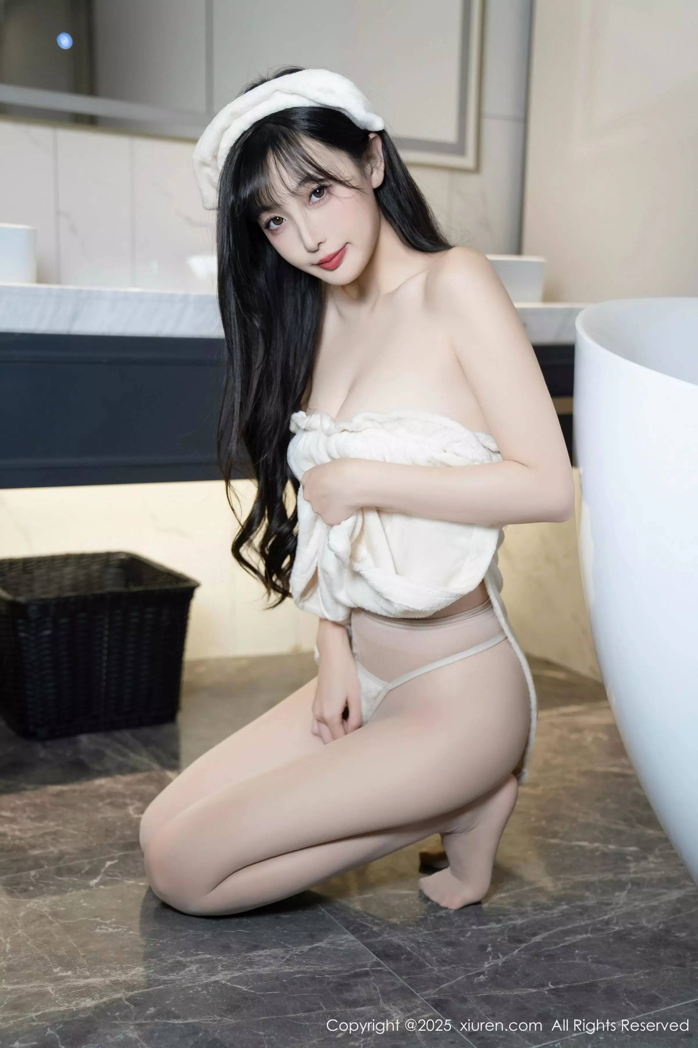 Xgyw.Org_XiuRen第10005期_模特樱桃小阑子浴室场景性感白色浴袍配原色丝袜秀美腿诱惑写真87P