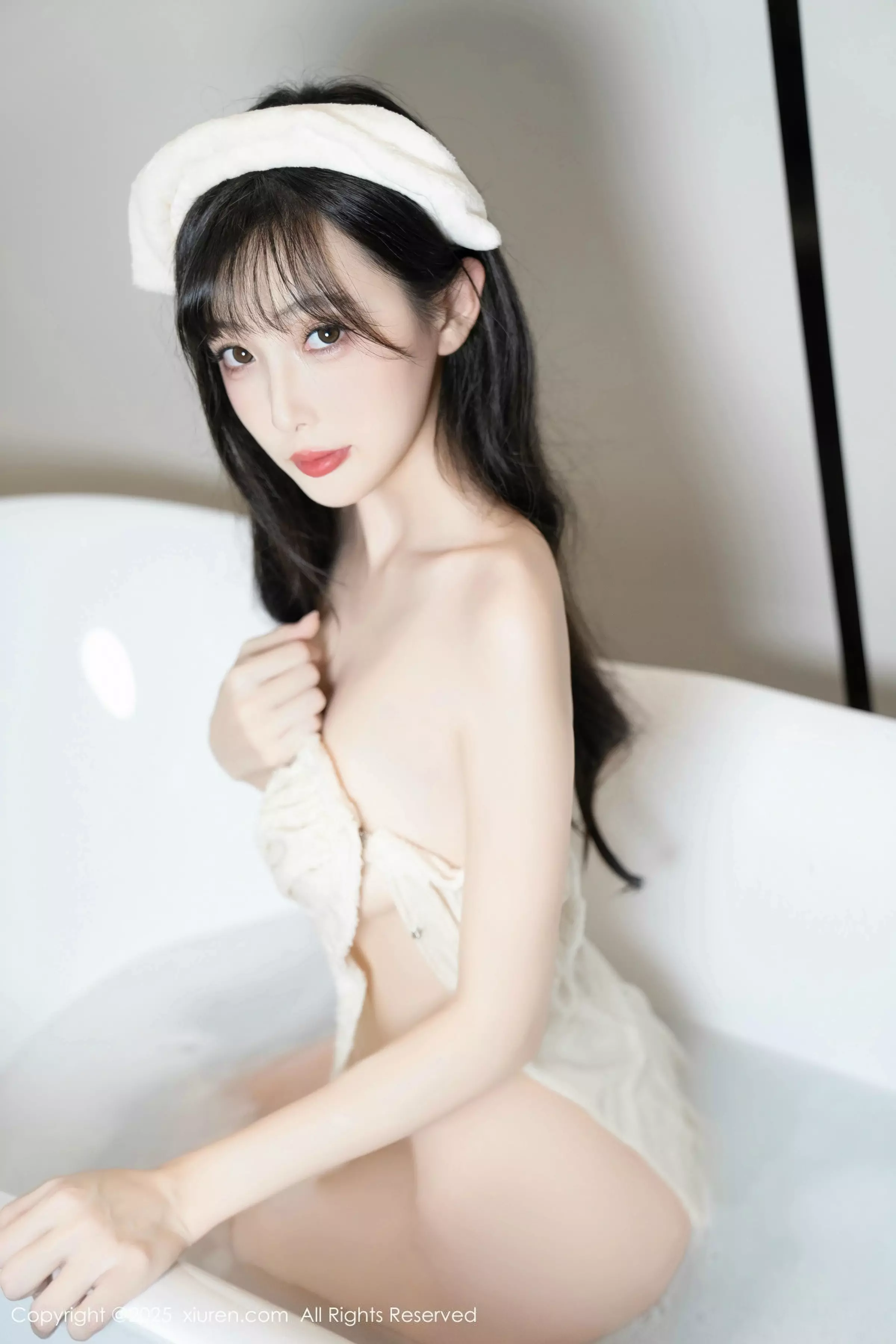 Xgyw.Org_XiuRen第10005期_模特樱桃小阑子浴室场景性感白色浴袍配原色丝袜秀美腿诱惑写真87P