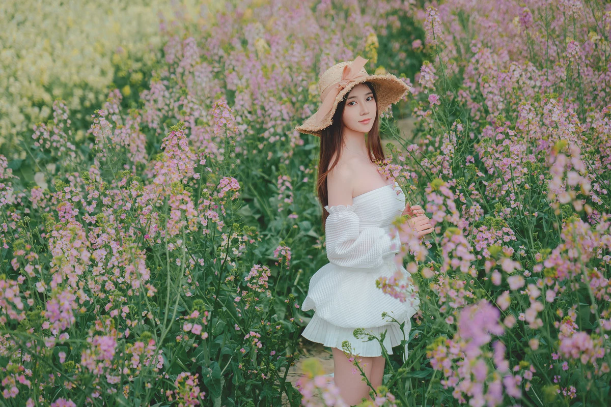 Xgyw.Org_网络美女年年Nnian花野主题户外油菜地性感白色低胸连衣短裙半脱秀惹火身材诱惑写真43P