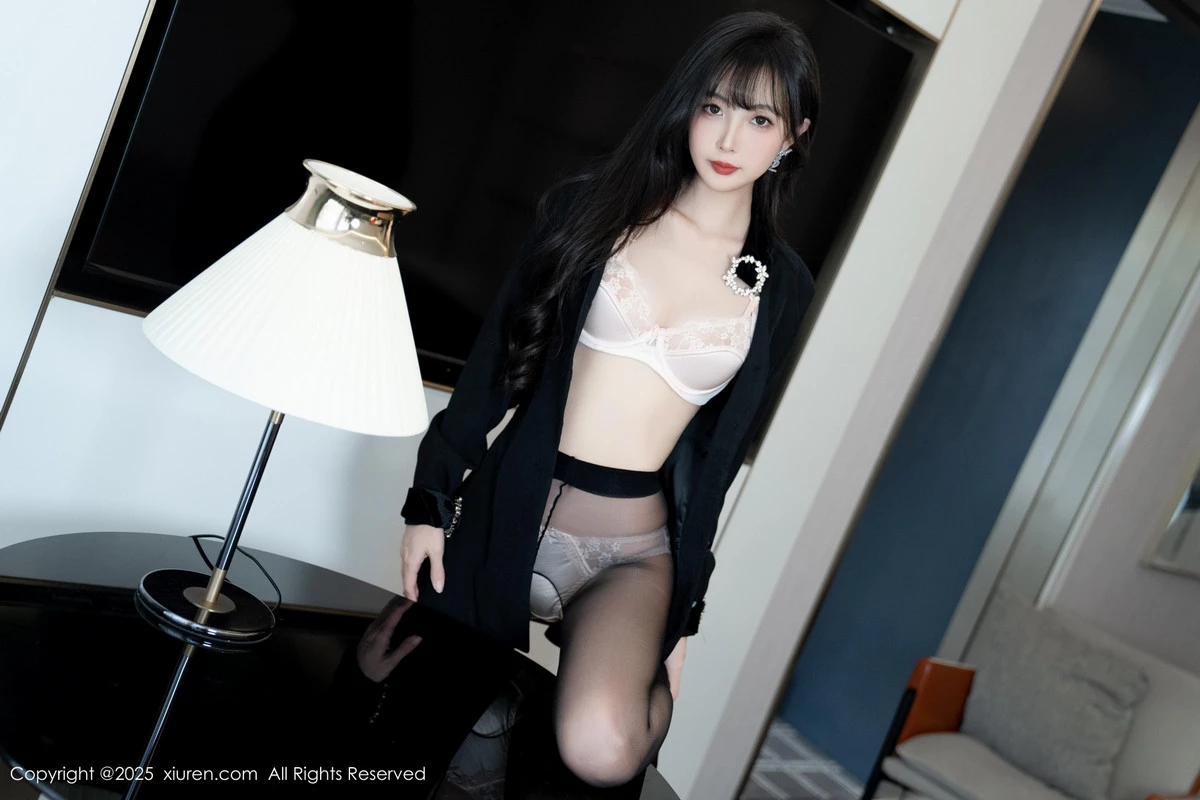Xgyw.Org_XiuRen第9918期_模特樱桃小阑子黑色外套露性感内衣配开档黑丝秀曼妙身姿诱惑写真99P