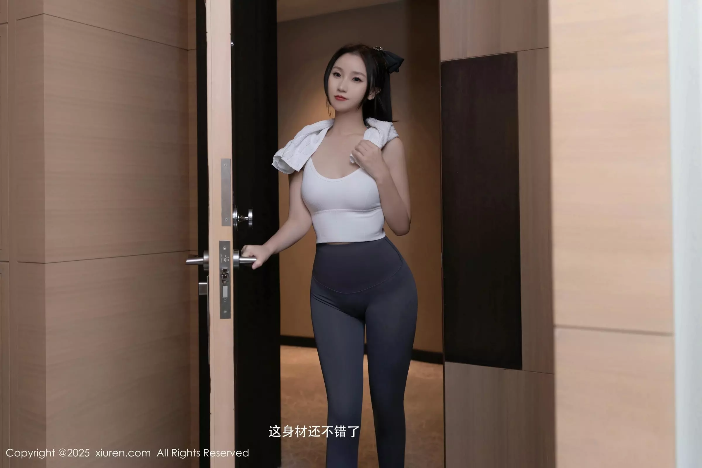 Xgyw.Org_XiuRen第10042期_模特杏子Yada性感灰色瑜伽服露紫色内衣秀曼妙身姿诱惑写真82P