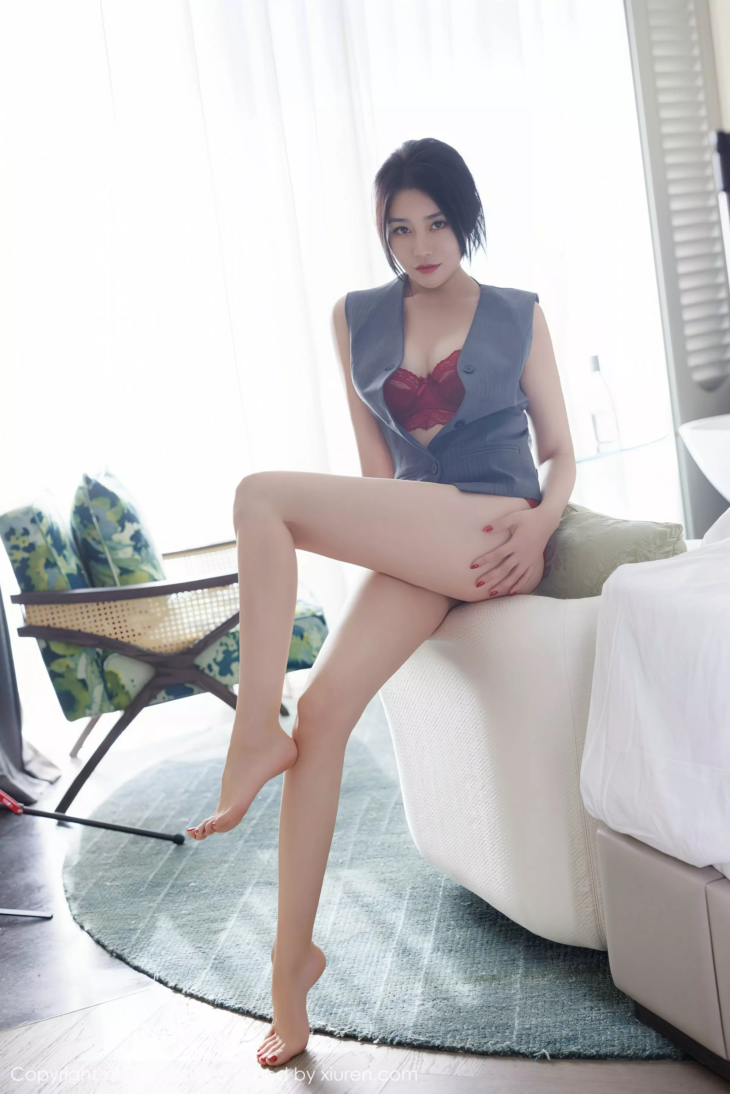 Xgyw.Org_[IMISS爱蜜社]Vol.787_女神许诺Sabrina性感OL职业装露红色蕾丝内衣配超薄黑丝魅惑写真106P