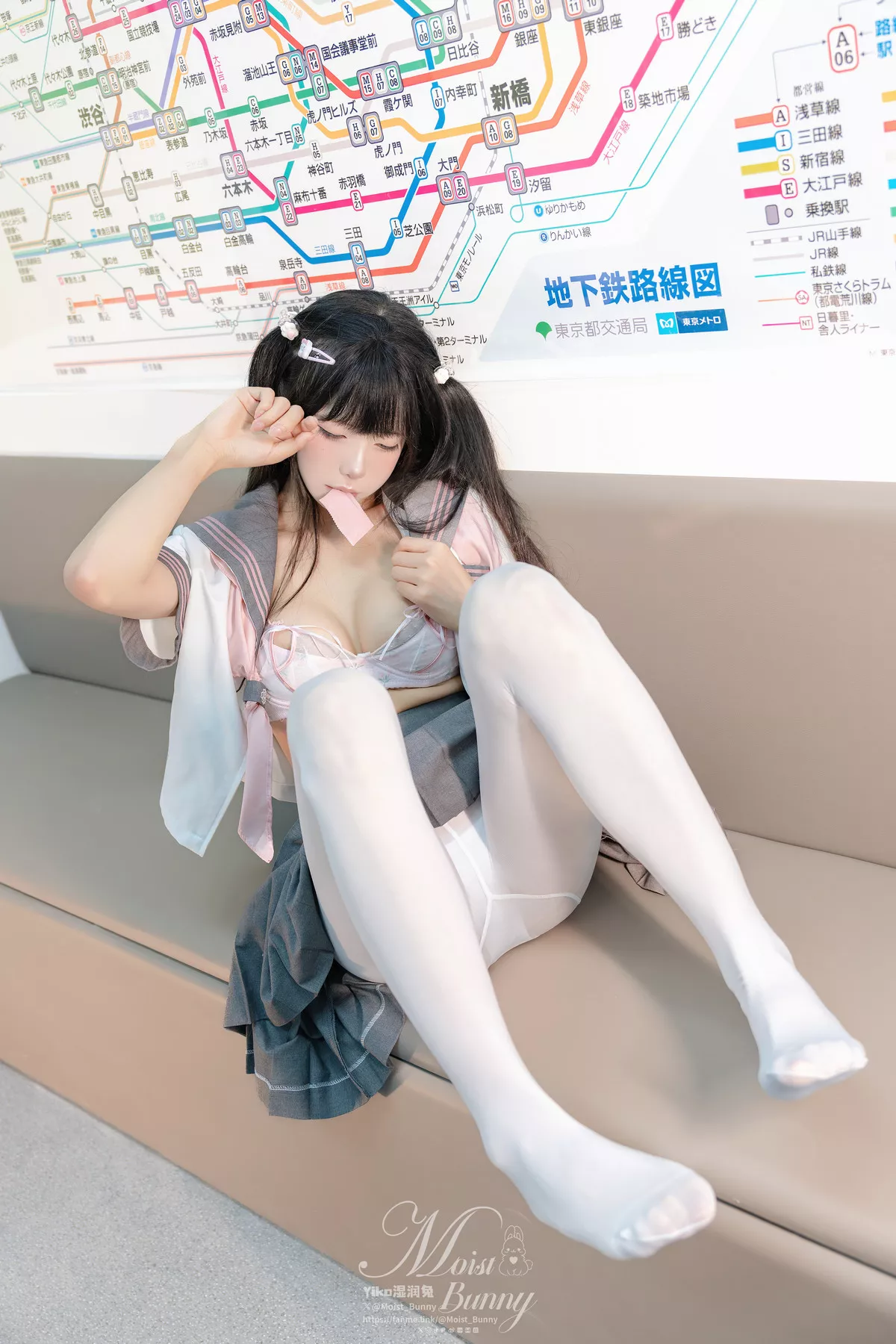 Xgyw.Org_颜值博主咬一口兔娘地铁萌妹主题性感JK制服配白丝袜+绳艺捆绑秀曼妙身姿惹火诱惑写真165P