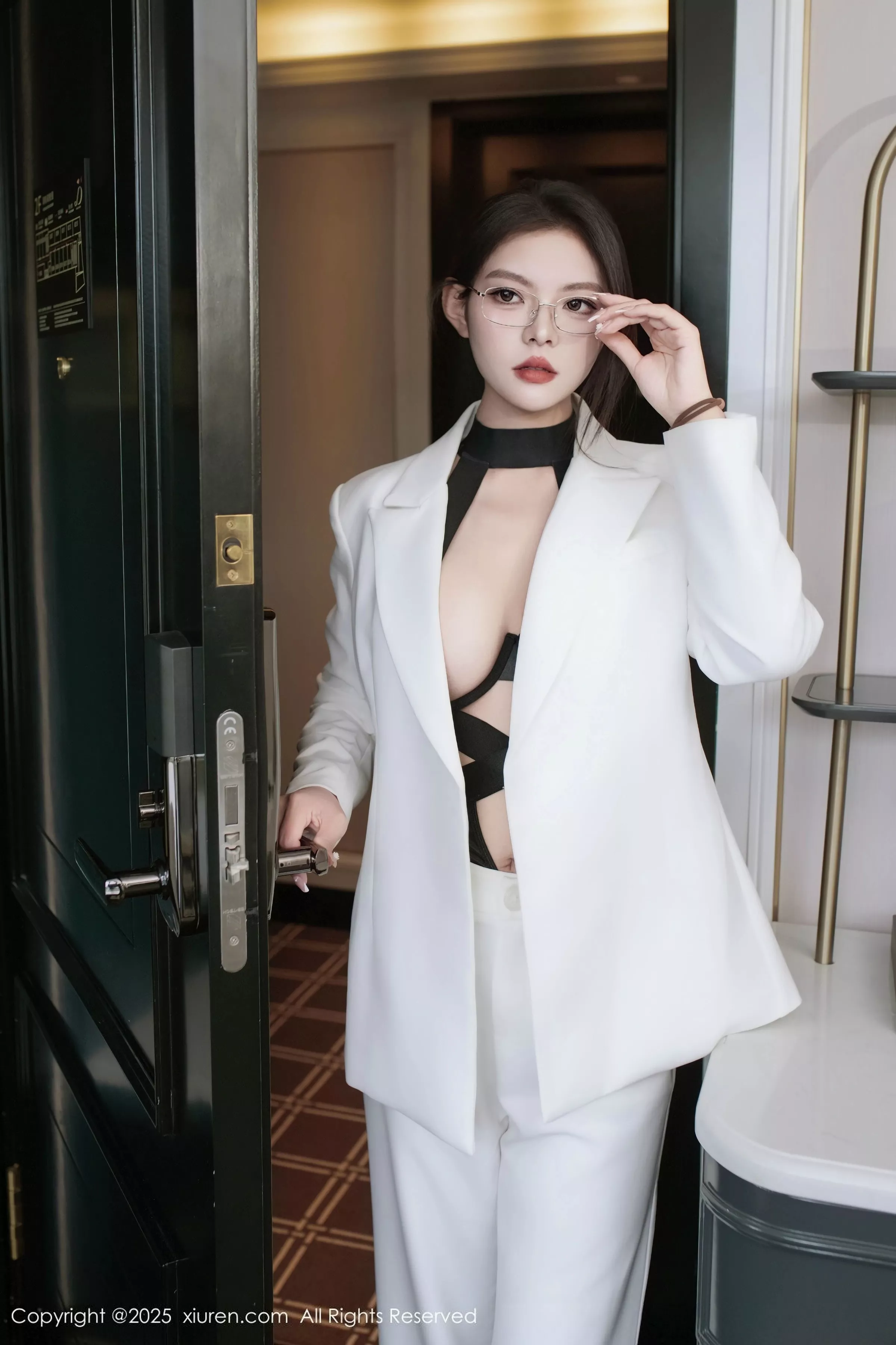 Xgyw.Org_[XiuRen秀人网]No.10464_新人模特冬安白色西服露黑色情趣内衣配黑丝袜秀丰满身材诱惑写真94P