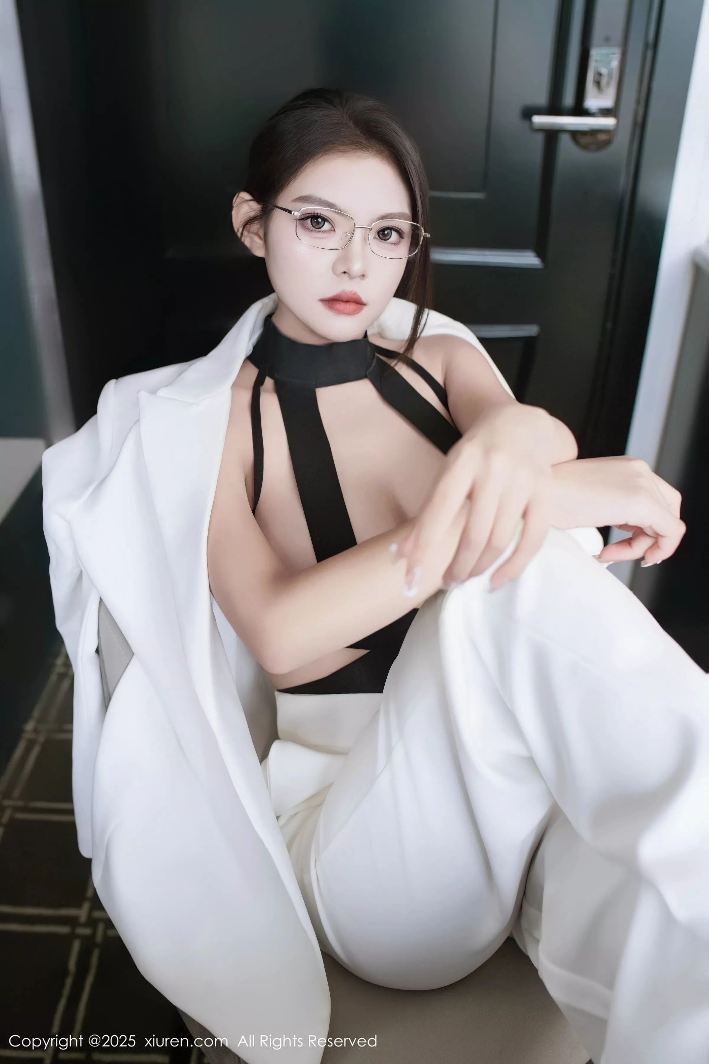 Xgyw.Org_[XiuRen秀人网]No.10464_新人模特冬安白色西服露黑色情趣内衣配黑丝袜秀丰满身材诱惑写真94P