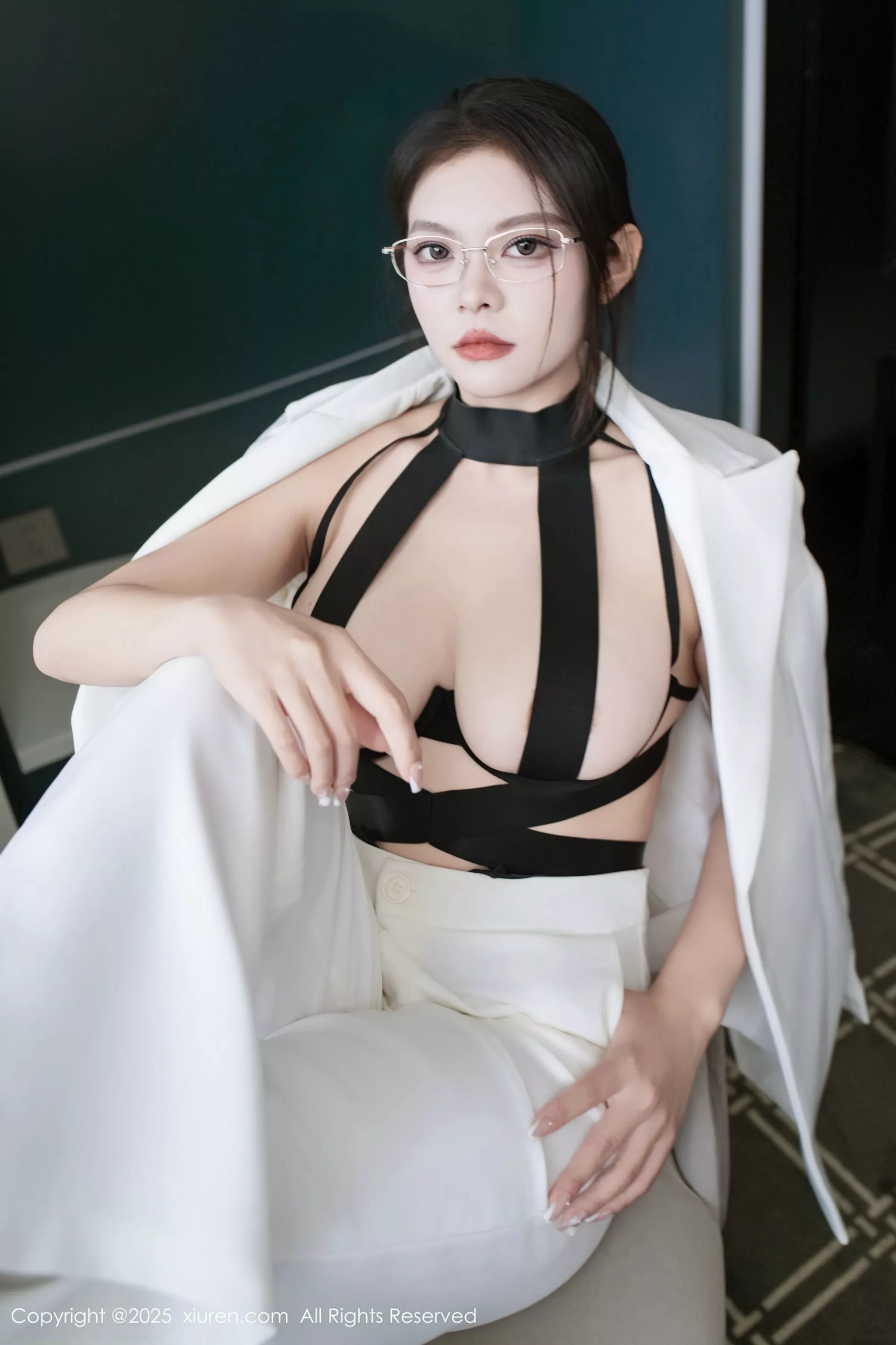 Xgyw.Org_[XiuRen秀人网]No.10464_新人模特冬安白色西服露黑色情趣内衣配黑丝袜秀丰满身材诱惑写真94P