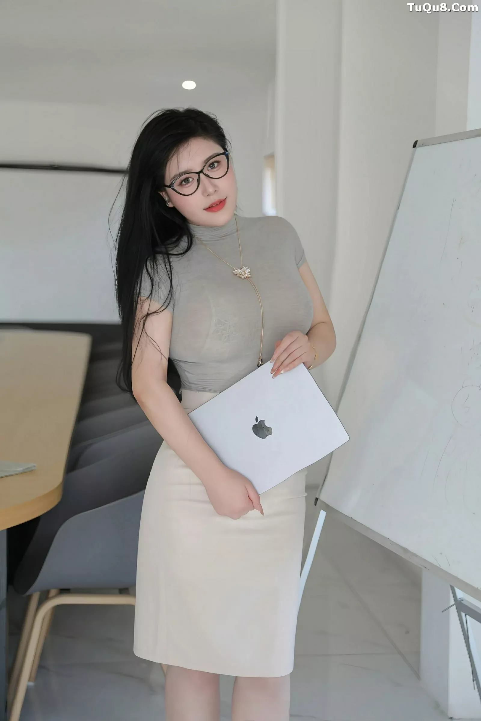 Xgyw.Org_[XiuRen秀人网]No.10488_模特王婉悠Queen性感灰色OL服饰配超薄肉丝秀丰腴身姿诱惑写真80P