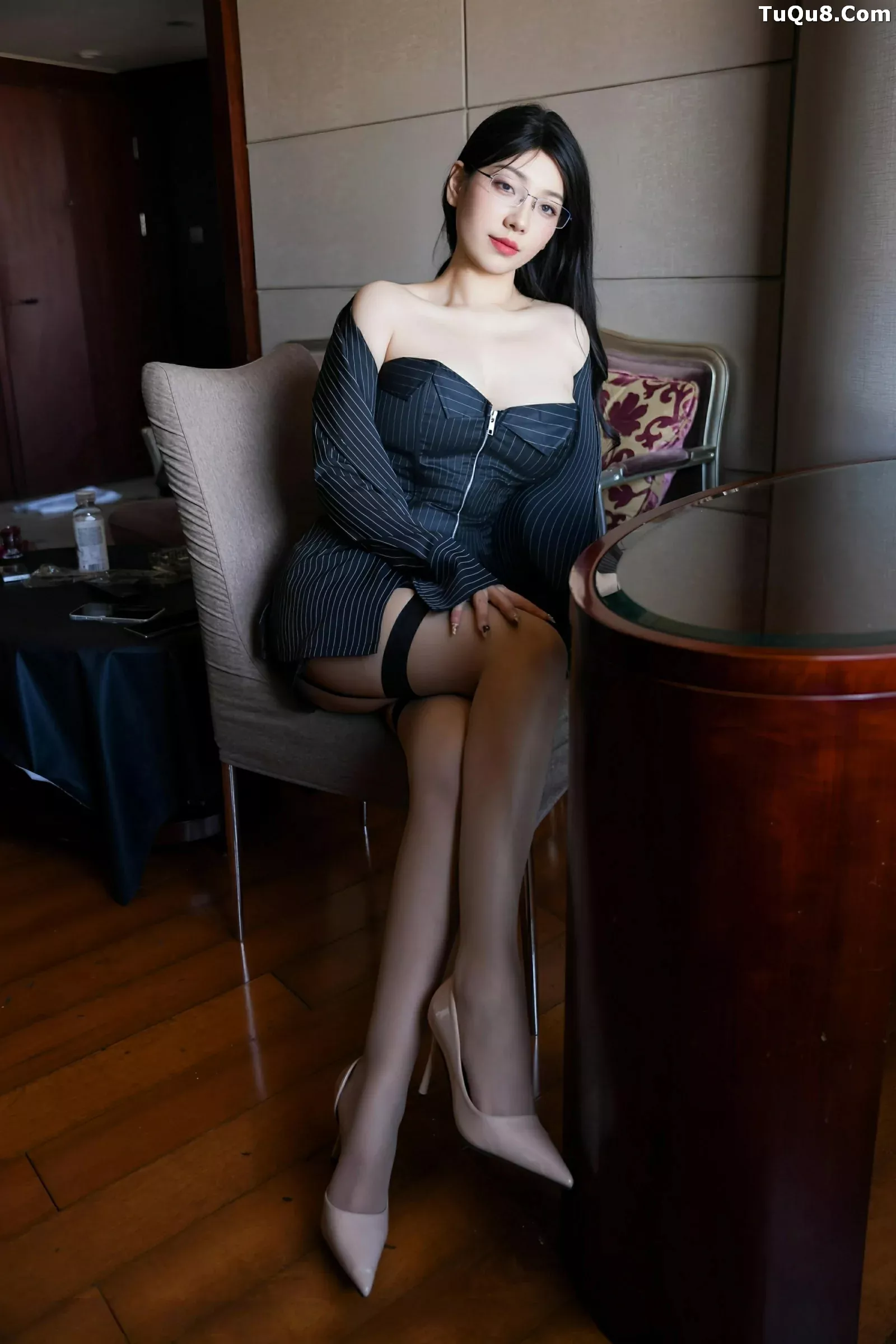 Xgyw.Org_[XiuRen秀人网]No.10487_新人模特美悠性感黑色OL服饰配黑丝吊袜秀丰腴身材诱惑写真74P