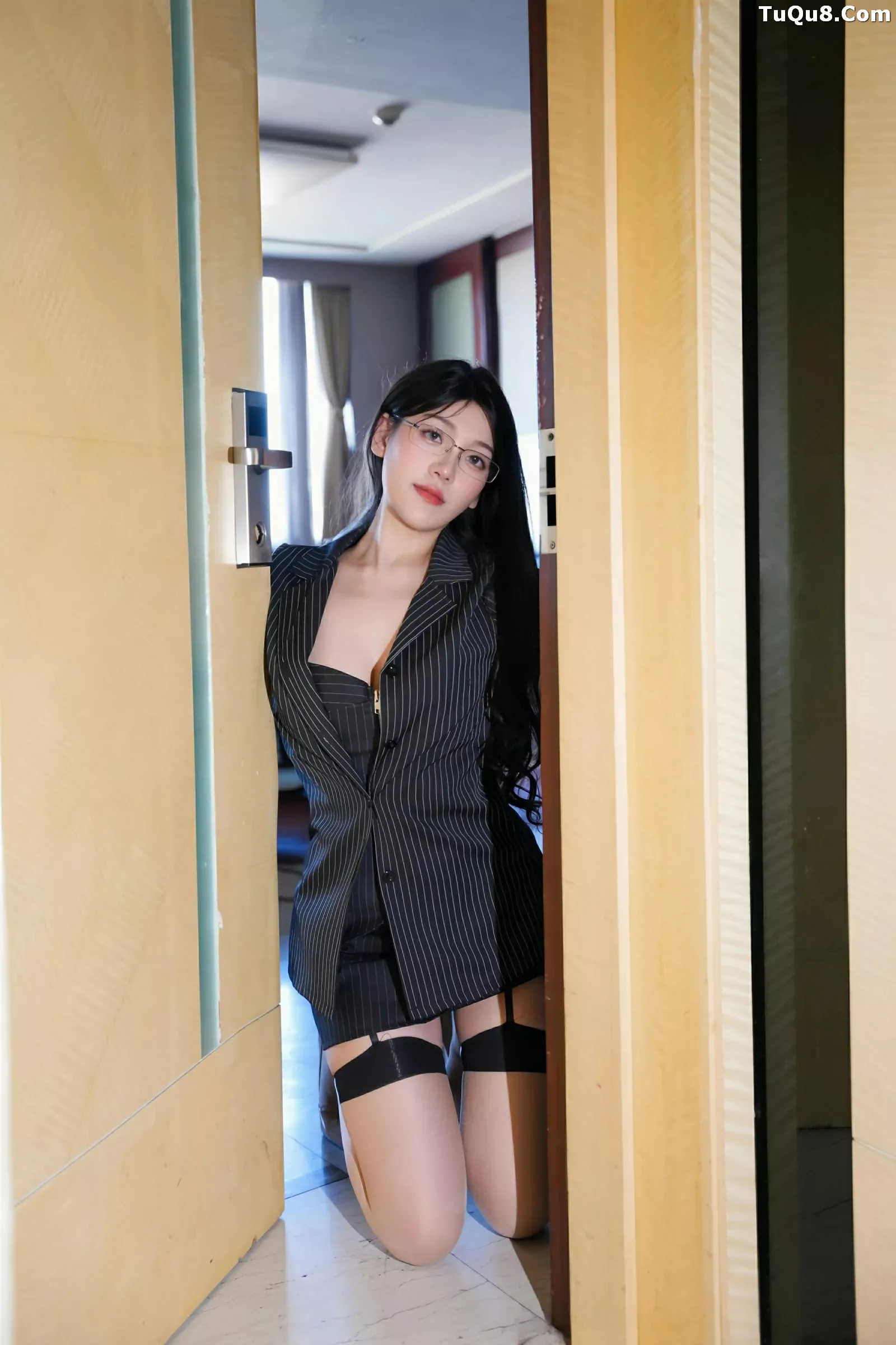 Xgyw.Org_[XiuRen秀人网]No.10487_新人模特美悠性感黑色OL服饰配黑丝吊袜秀丰腴身材诱惑写真74P