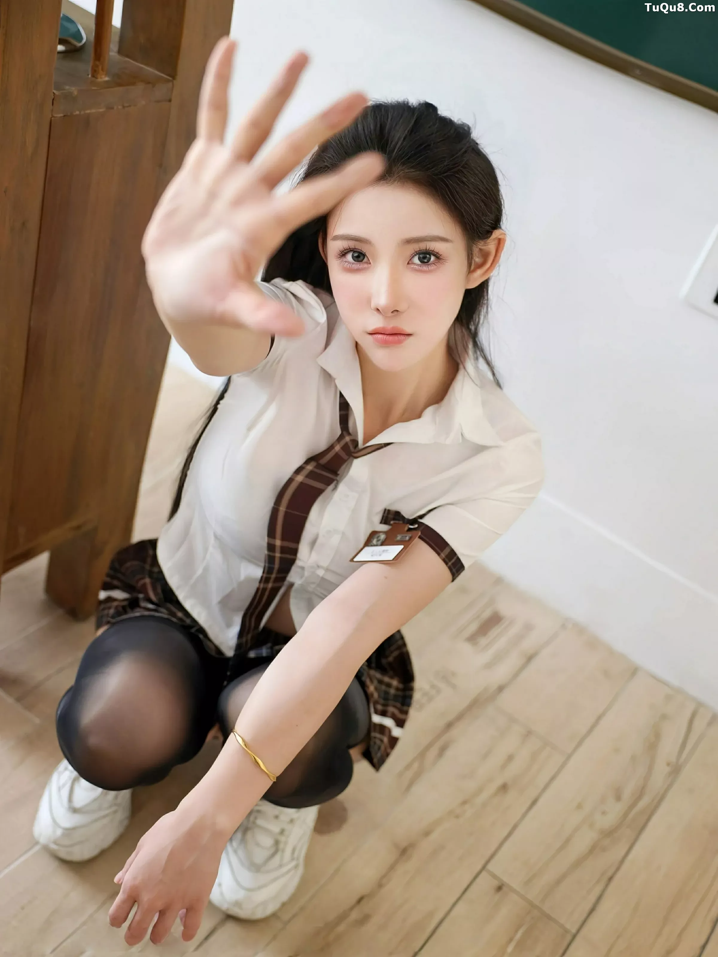 Xgyw.Org_[XiuRen秀人网]No.10512_模特梨霜儿性感学妹制服露黑色内衣配黑丝袜秀凹凸身材诱惑写真81P