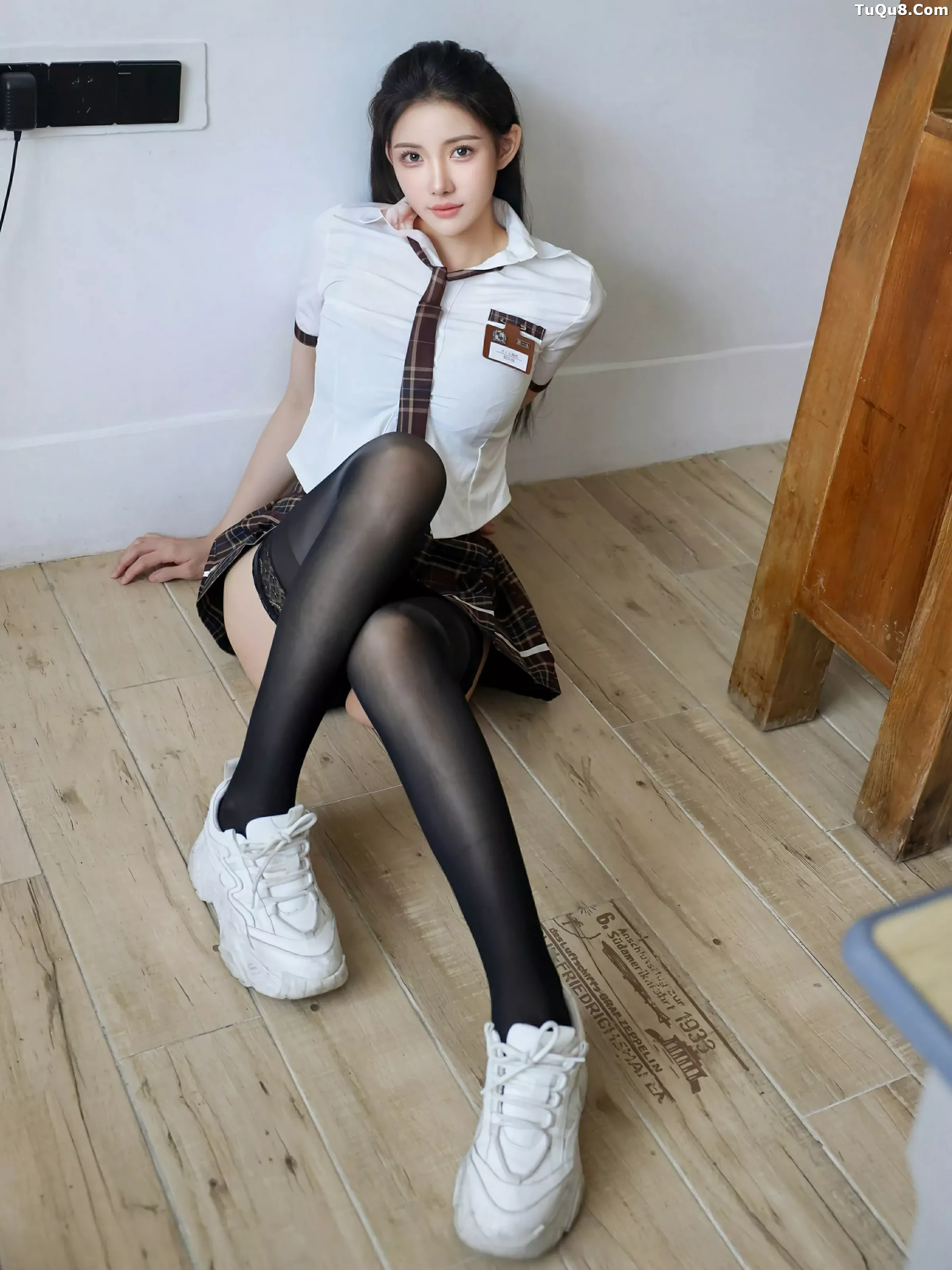 Xgyw.Org_[XiuRen秀人网]No.10512_模特梨霜儿性感学妹制服露黑色内衣配黑丝袜秀凹凸身材诱惑写真81P