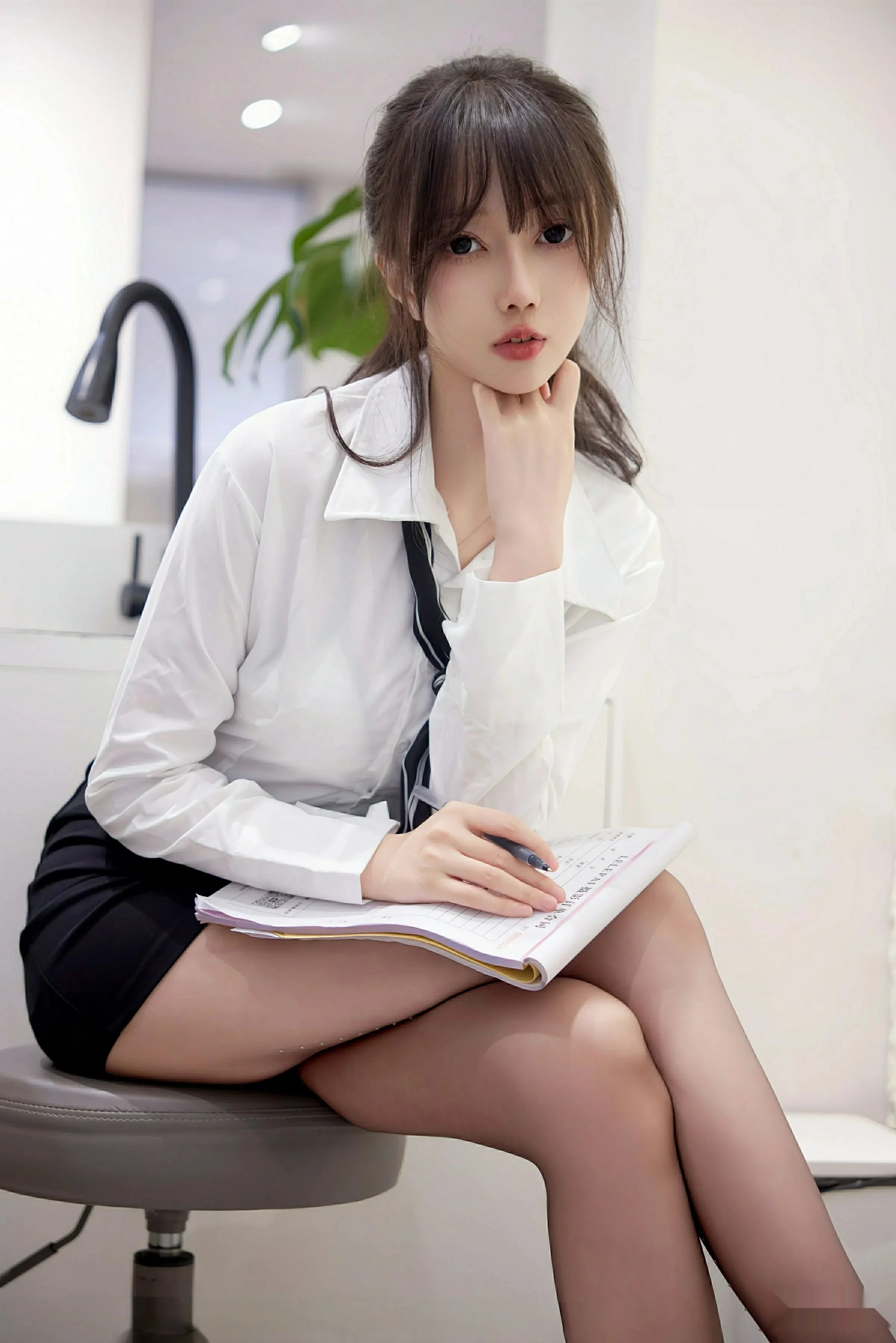 Xgyw.Org_[XiuRen秀人网]No.10636_模特玥儿玥er性感白色衬衫配黑色短裙露超薄黑丝秀美腿诱惑写真58P