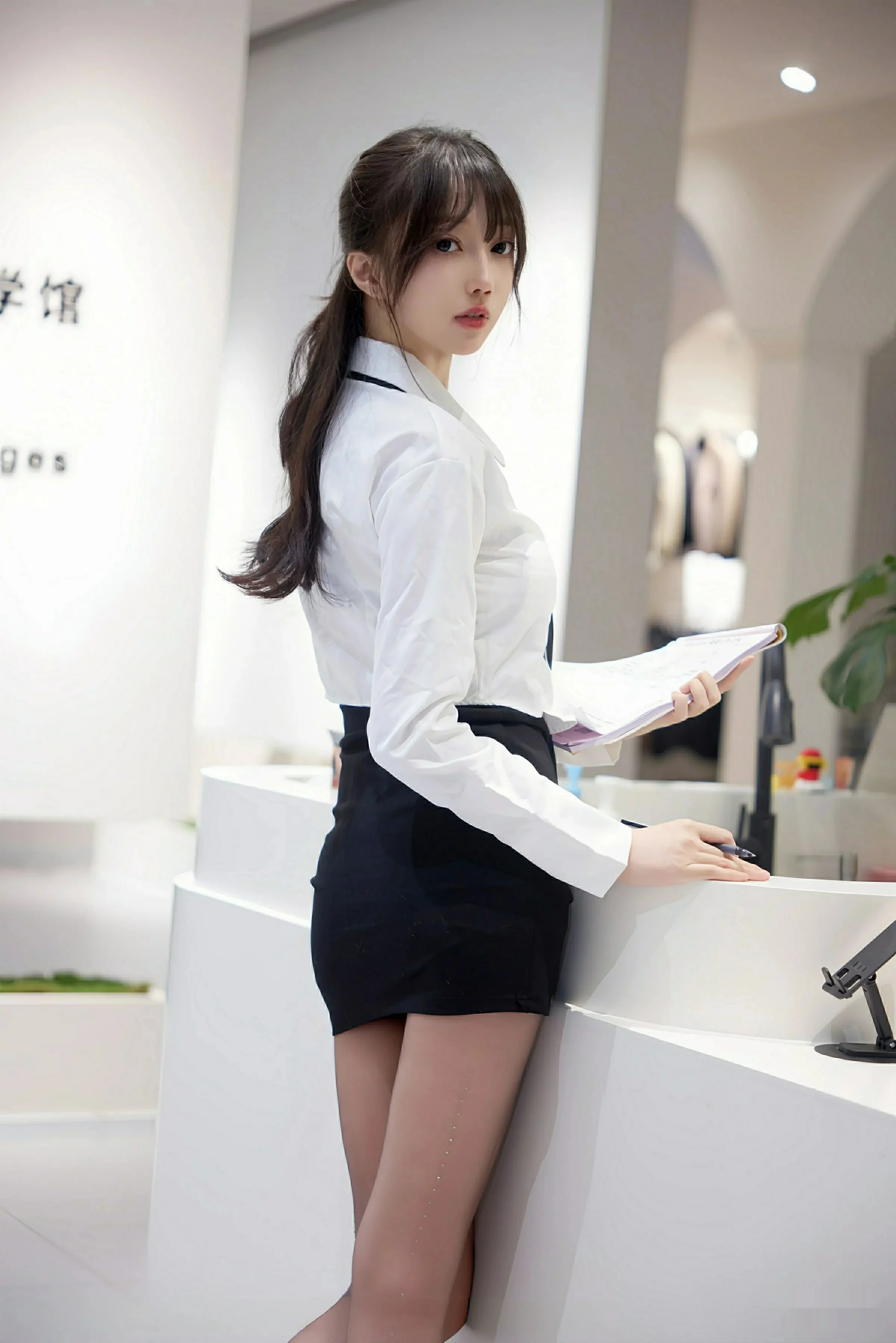 Xgyw.Org_[XiuRen秀人网]No.10636_模特玥儿玥er性感白色衬衫配黑色短裙露超薄黑丝秀美腿诱惑写真58P