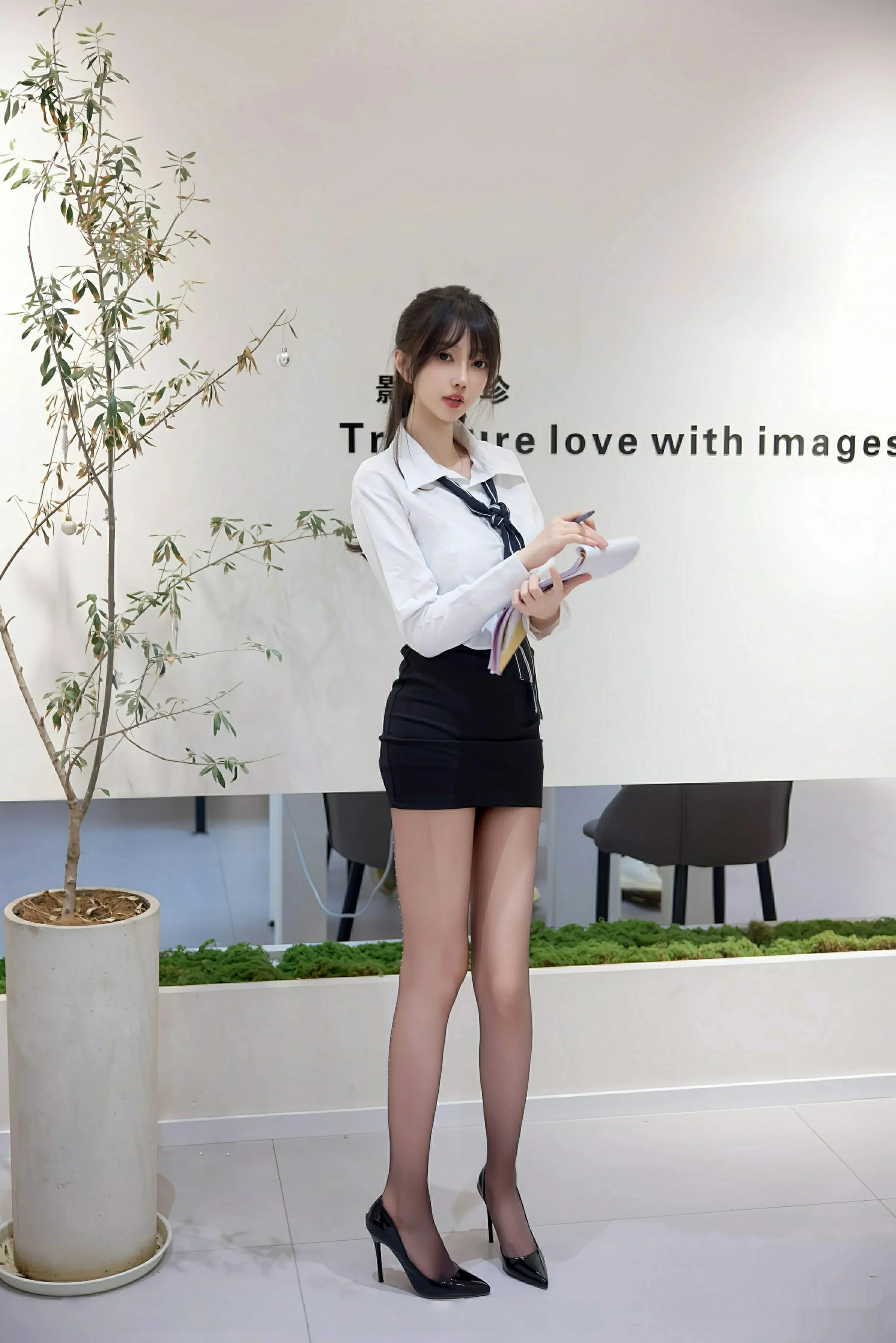 Xgyw.Org_[XiuRen秀人网]No.10636_模特玥儿玥er性感白色衬衫配黑色短裙露超薄黑丝秀美腿诱惑写真58P