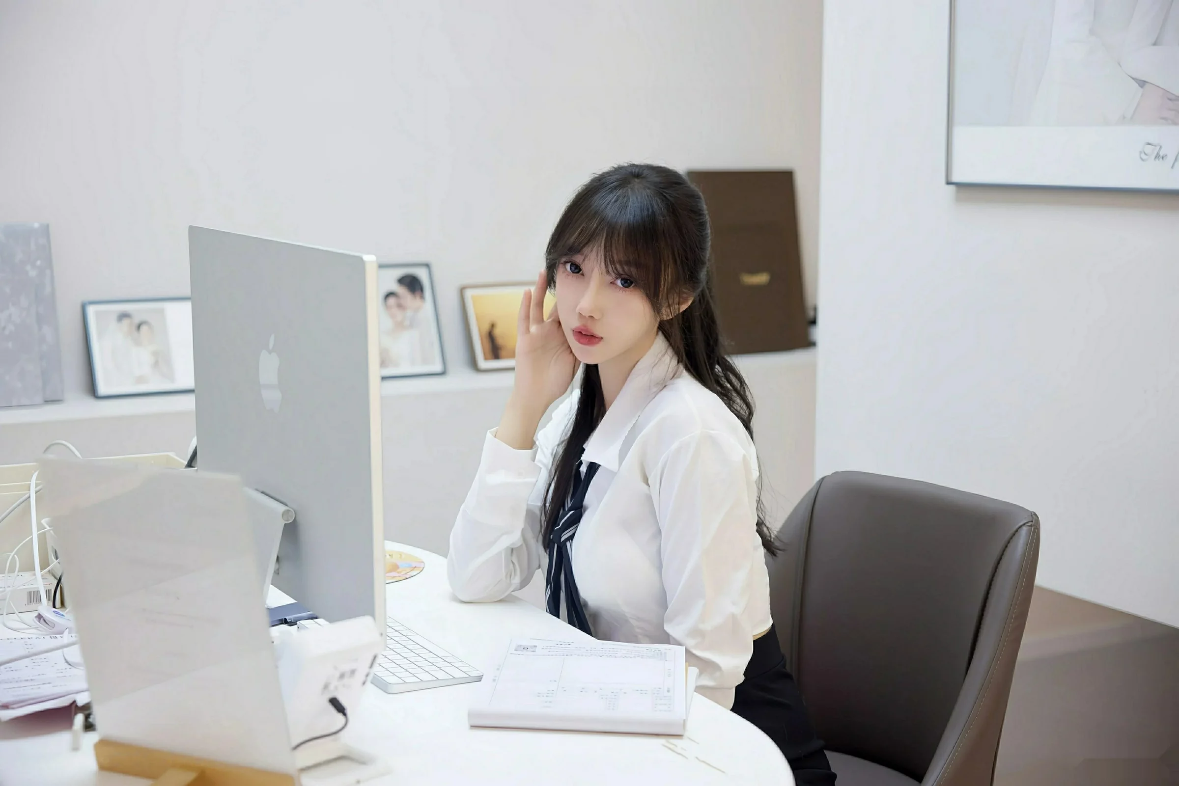 Xgyw.Org_[XiuRen秀人网]No.10636_模特玥儿玥er性感白色衬衫配黑色短裙露超薄黑丝秀美腿诱惑写真58P