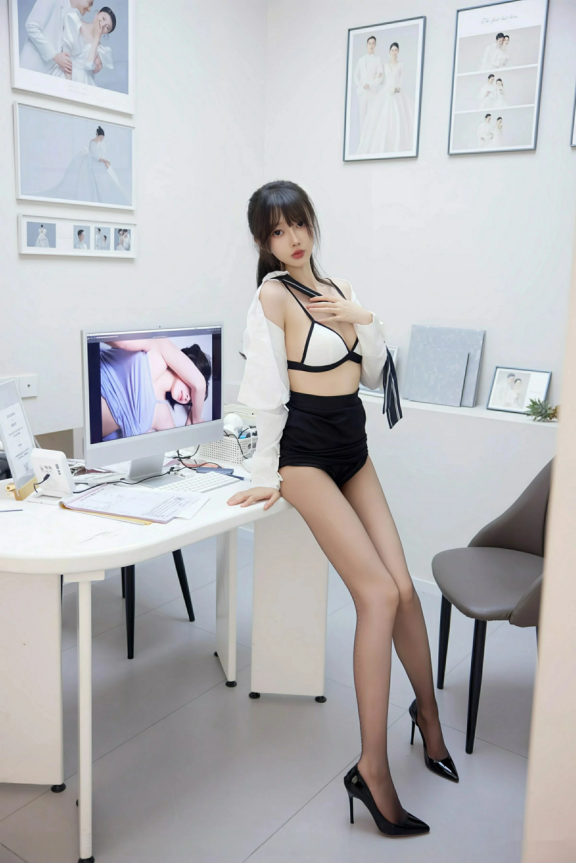 Xgyw.Org_[XiuRen秀人网]No.10636_模特玥儿玥er性感白色衬衫配黑色短裙露超薄黑丝秀美腿诱惑写真58P