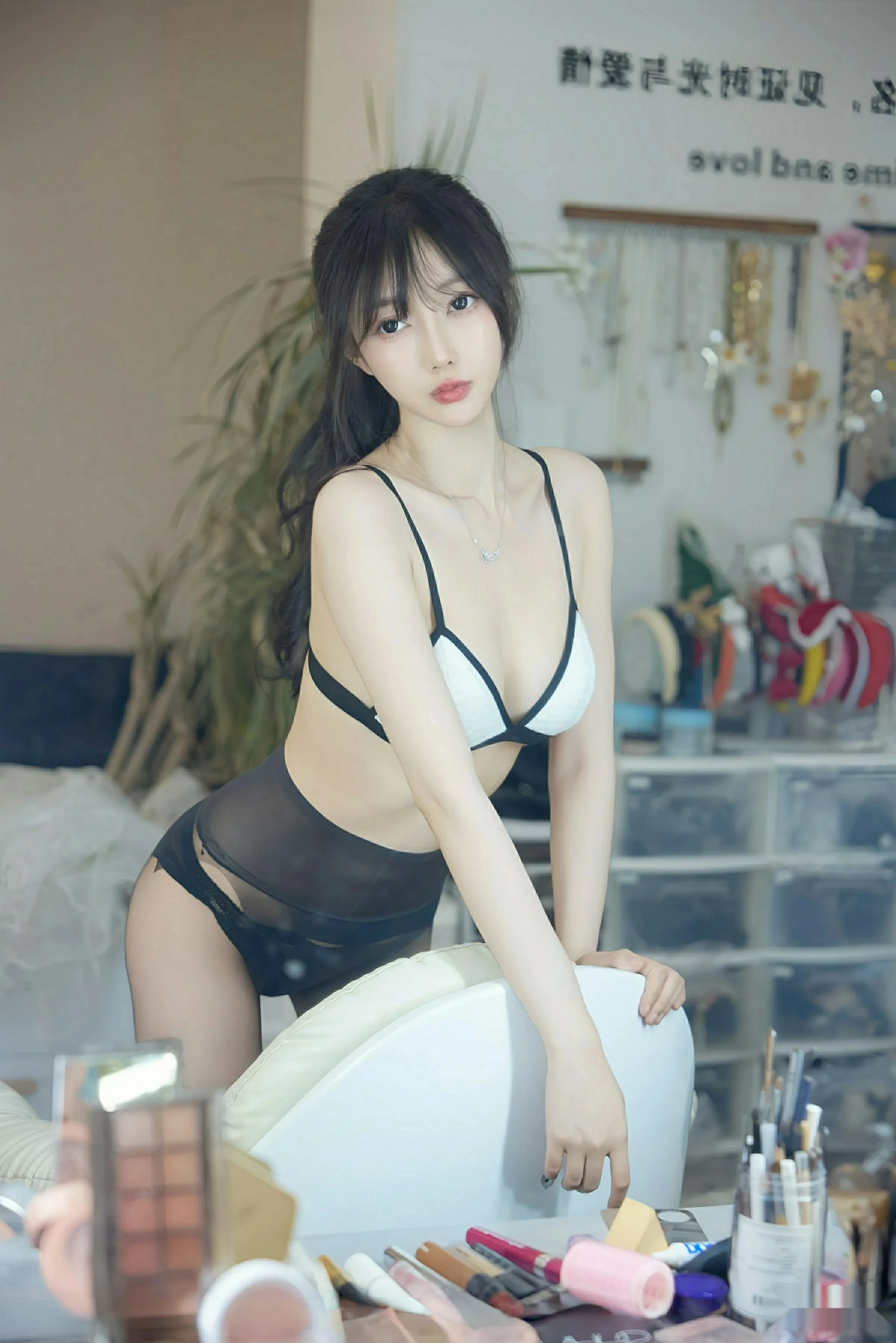 Xgyw.Org_[XiuRen秀人网]No.10636_模特玥儿玥er性感白色衬衫配黑色短裙露超薄黑丝秀美腿诱惑写真58P