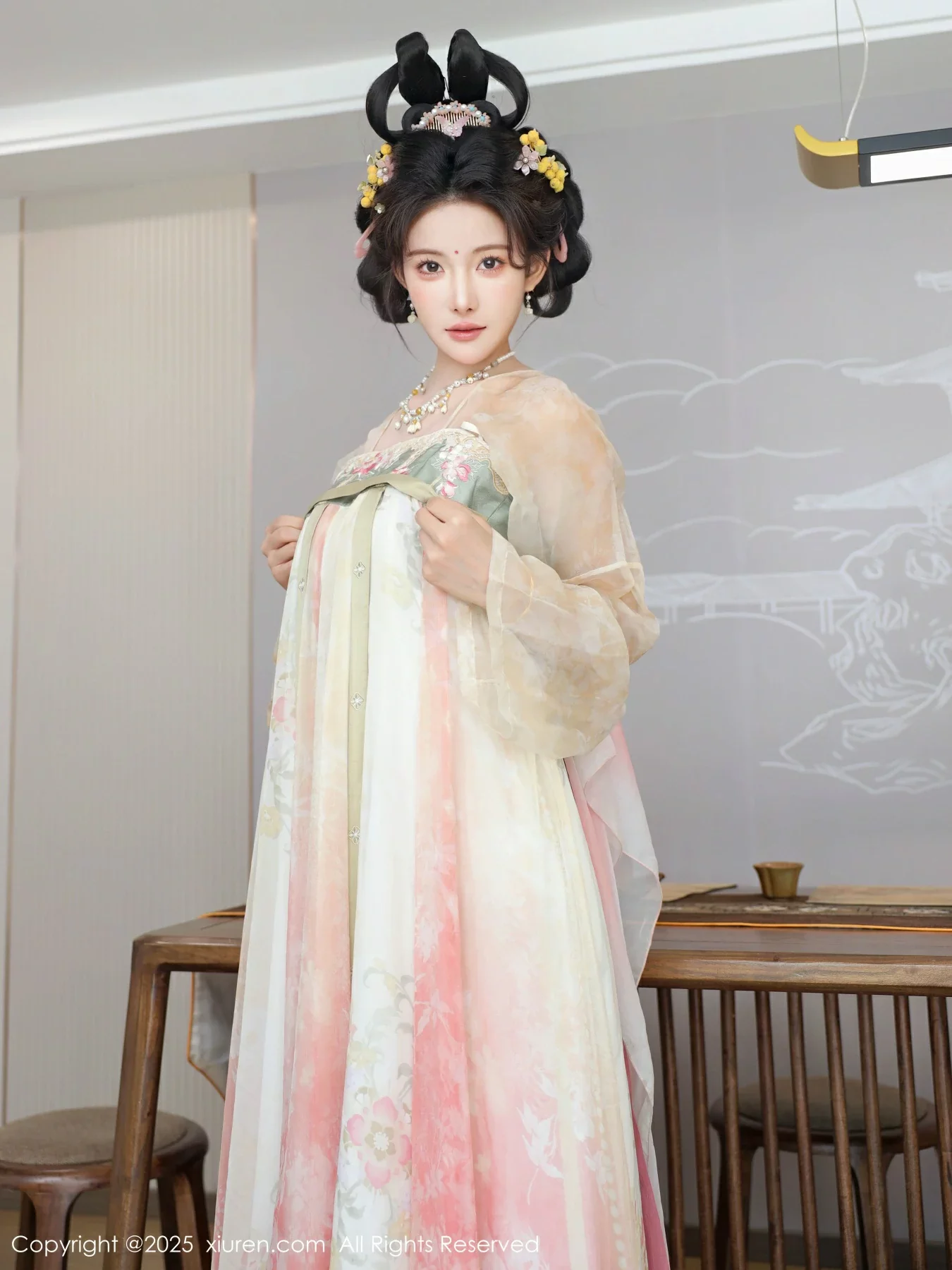Xgyw.Org_[XiuRen秀人网]No.10645_模特梨霜儿古典主题性感浅色古装服饰秀丰腴身材迷人美腿写真82P