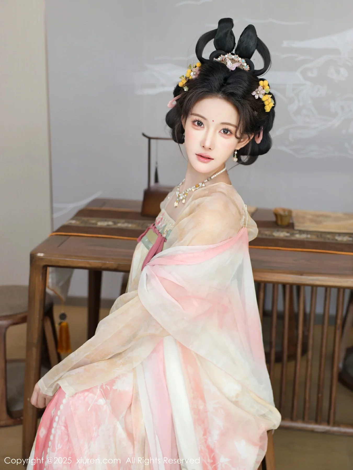 Xgyw.Org_[XiuRen秀人网]No.10645_模特梨霜儿古典主题性感浅色古装服饰秀丰腴身材迷人美腿写真82P