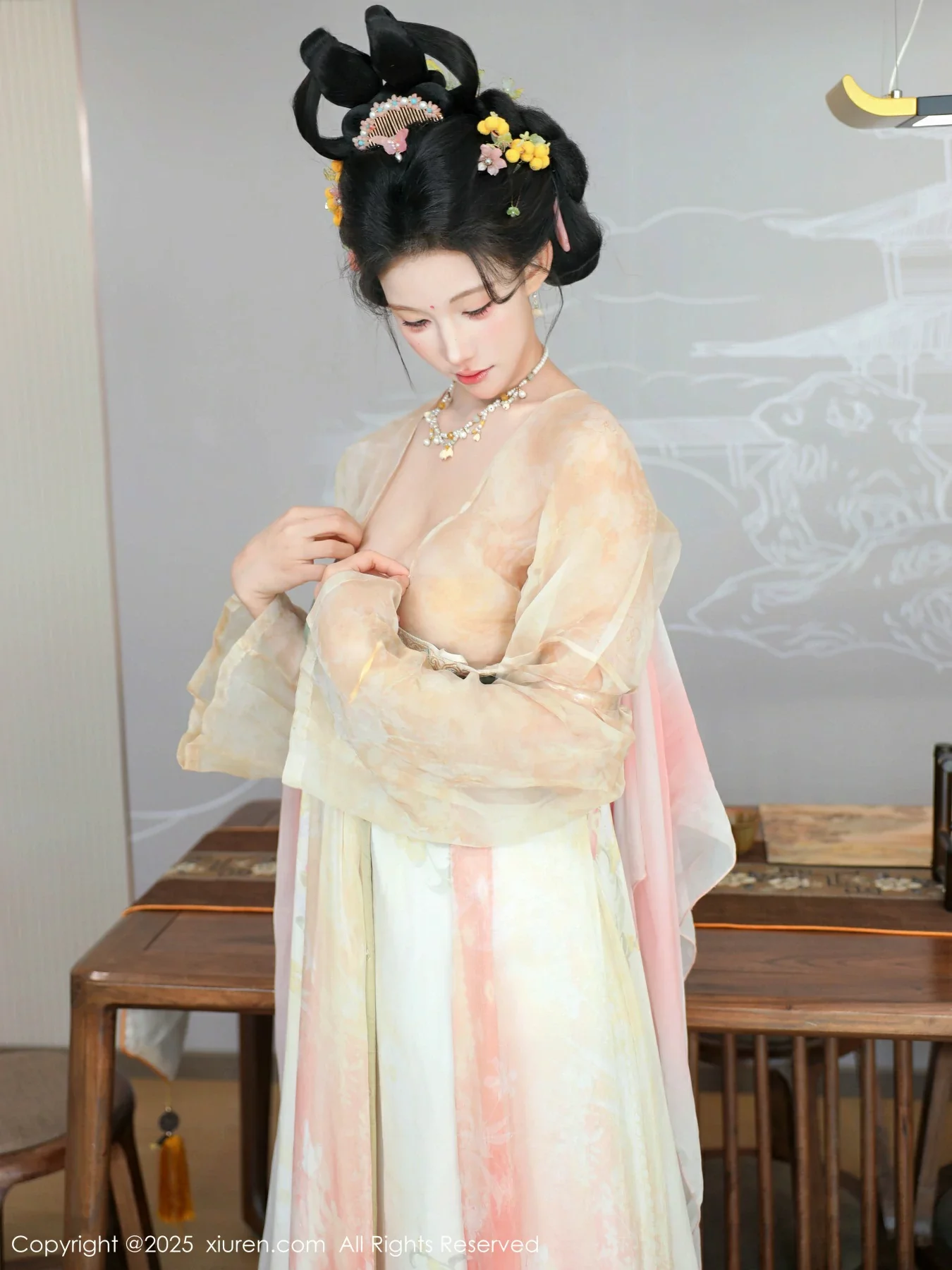 Xgyw.Org_[XiuRen秀人网]No.10645_模特梨霜儿古典主题性感浅色古装服饰秀丰腴身材迷人美腿写真82P