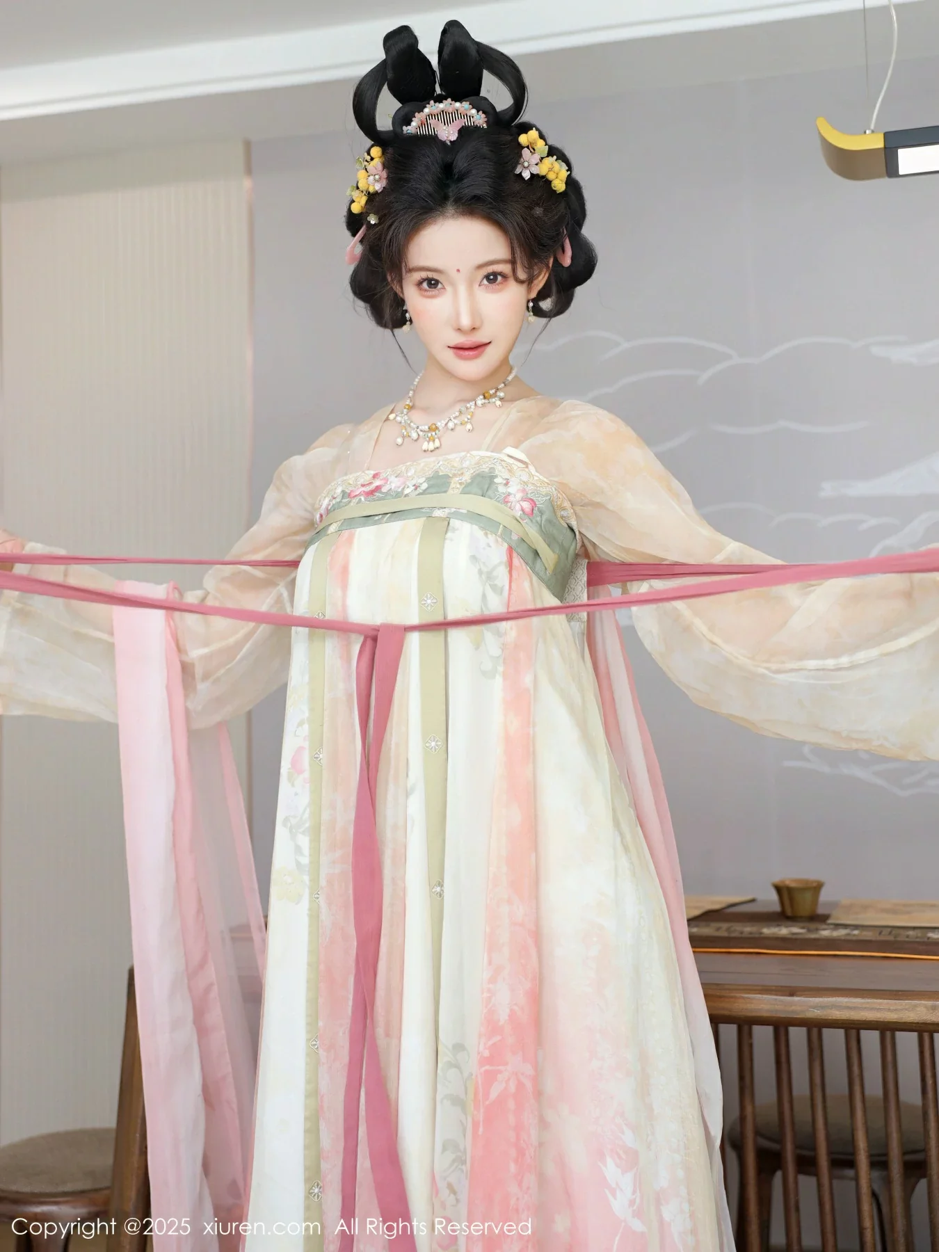 Xgyw.Org_[XiuRen秀人网]No.10645_模特梨霜儿古典主题性感浅色古装服饰秀丰腴身材迷人美腿写真82P