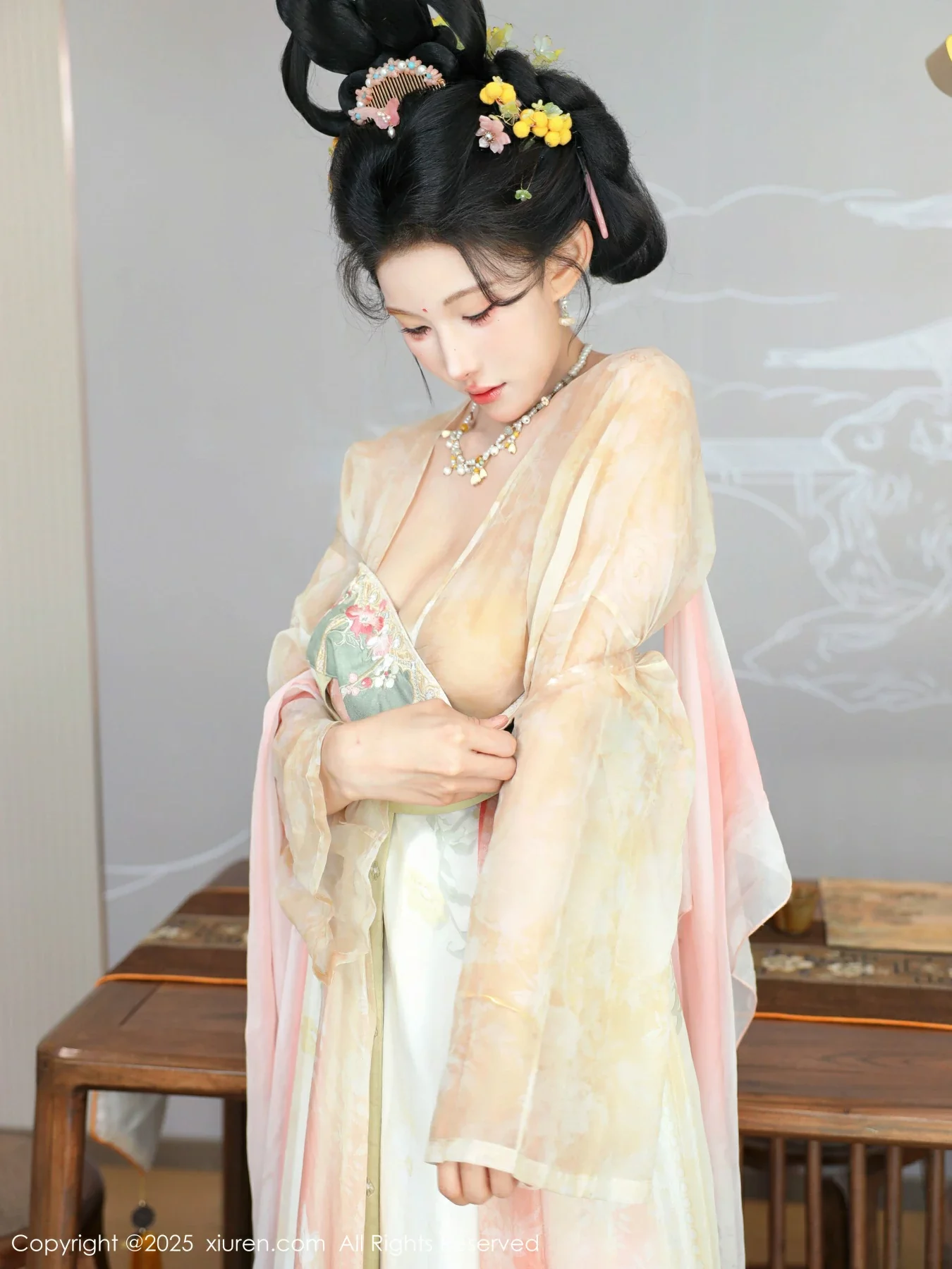 Xgyw.Org_[XiuRen秀人网]No.10645_模特梨霜儿古典主题性感浅色古装服饰秀丰腴身材迷人美腿写真82P