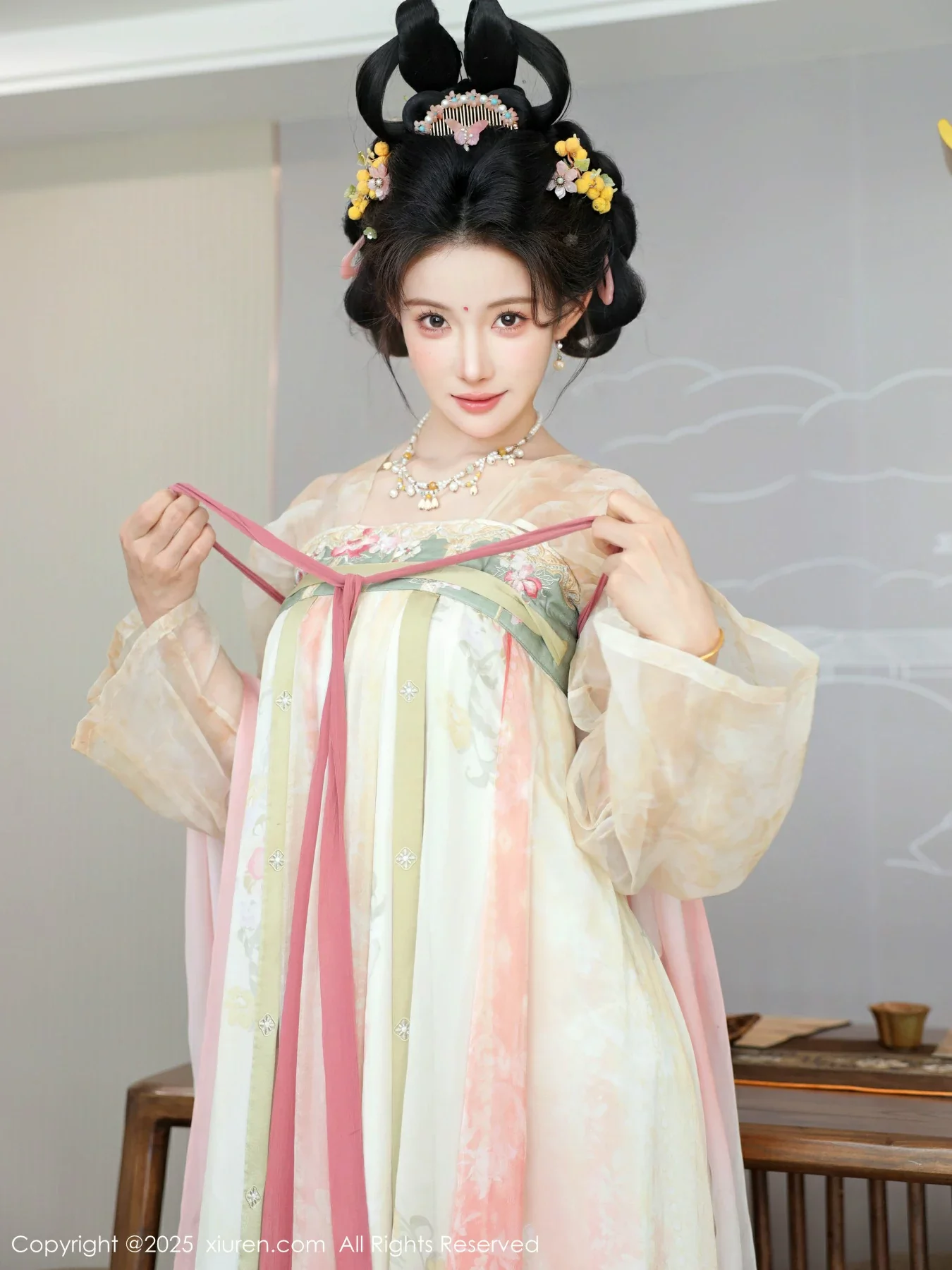 Xgyw.Org_[XiuRen秀人网]No.10645_模特梨霜儿古典主题性感浅色古装服饰秀丰腴身材迷人美腿写真82P