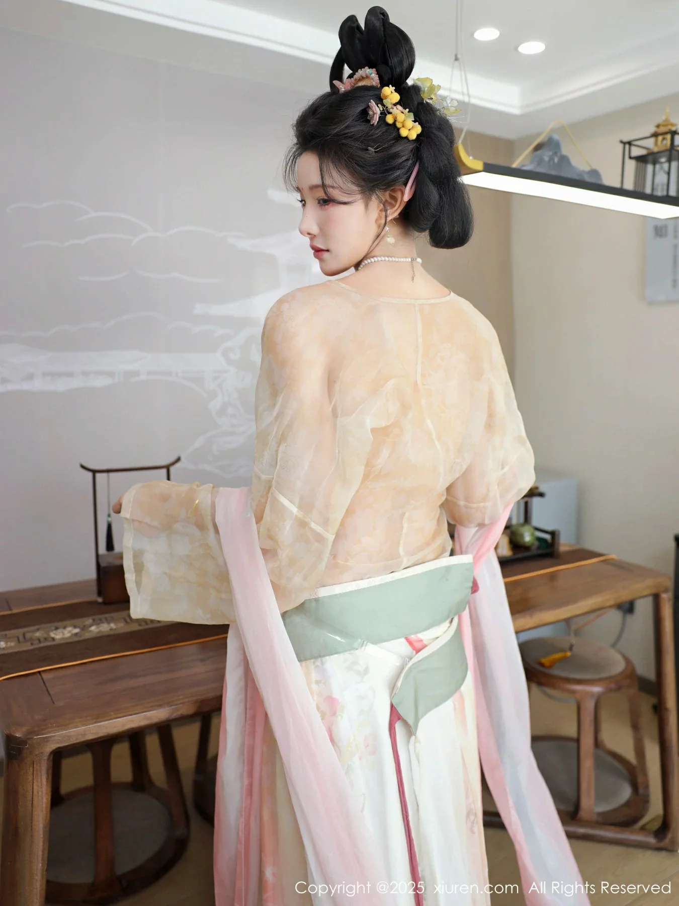 Xgyw.Org_[XiuRen秀人网]No.10645_模特梨霜儿古典主题性感浅色古装服饰秀丰腴身材迷人美腿写真82P
