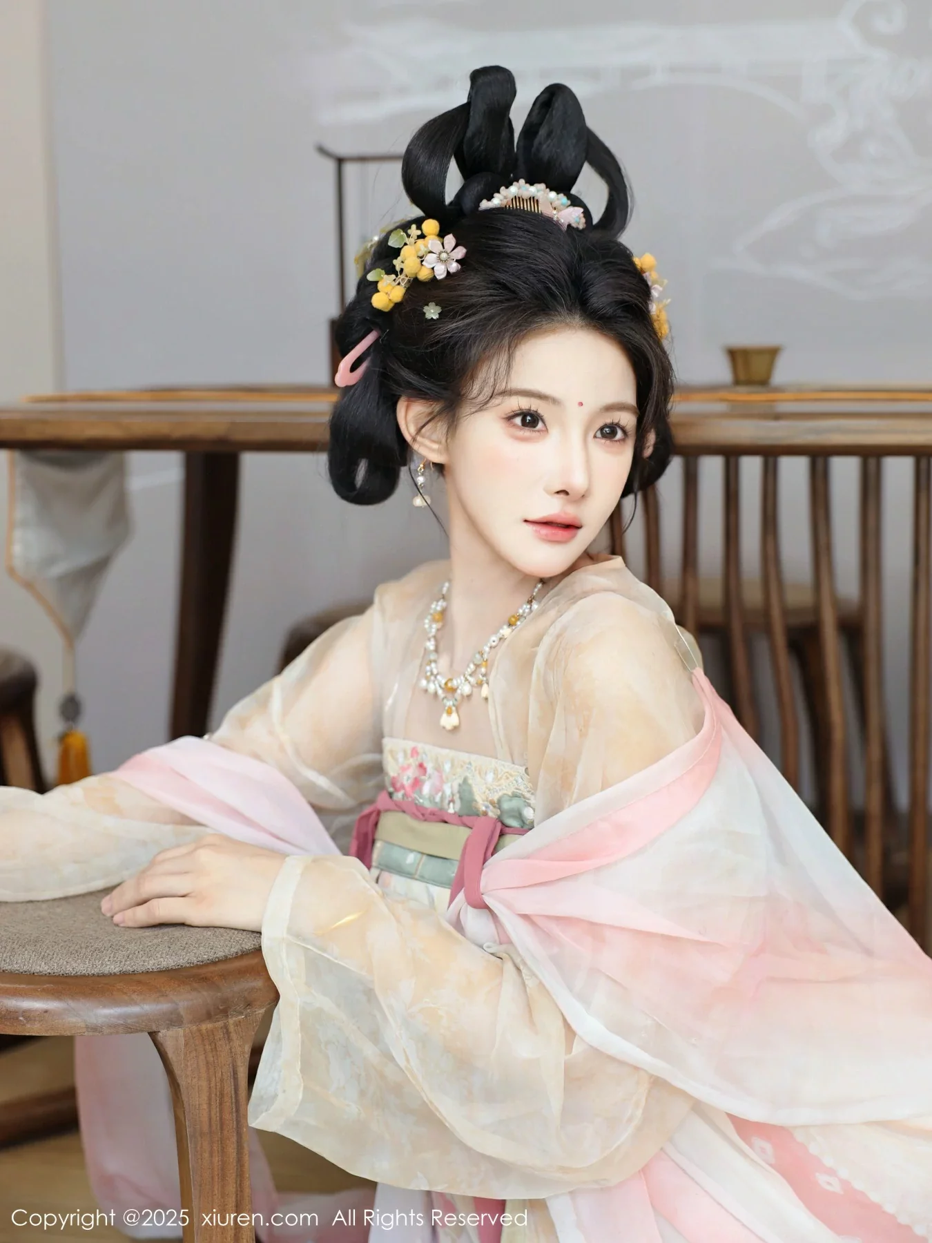 Xgyw.Org_[XiuRen秀人网]No.10645_模特梨霜儿古典主题性感浅色古装服饰秀丰腴身材迷人美腿写真82P