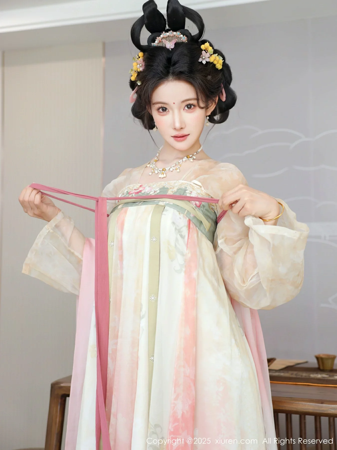 Xgyw.Org_[XiuRen秀人网]No.10645_模特梨霜儿古典主题性感浅色古装服饰秀丰腴身材迷人美腿写真82P