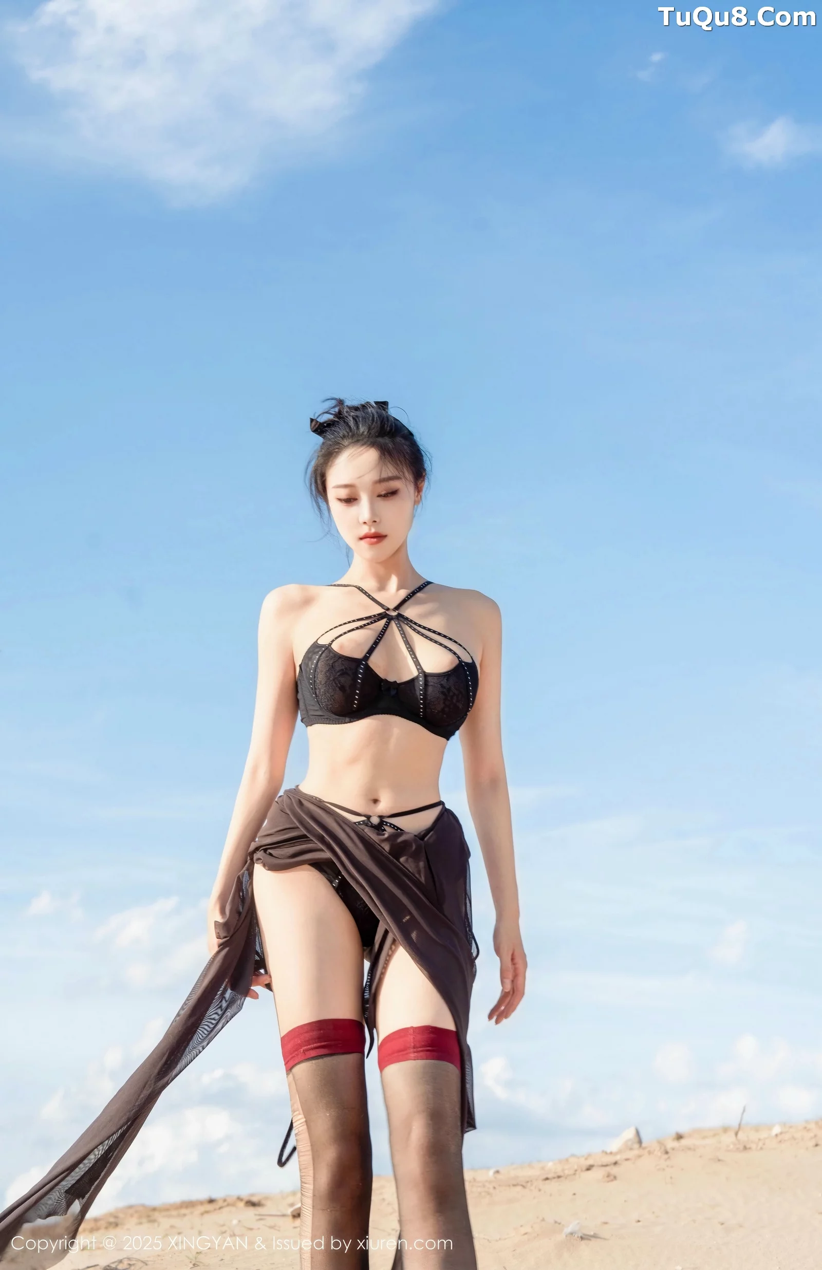 Xgyw.Org_[XINGYAN星颜社]VOL.387_模特清妙沙漠外拍性感黑色情趣内衣配破烂黑丝秀美腿诱惑写真78P