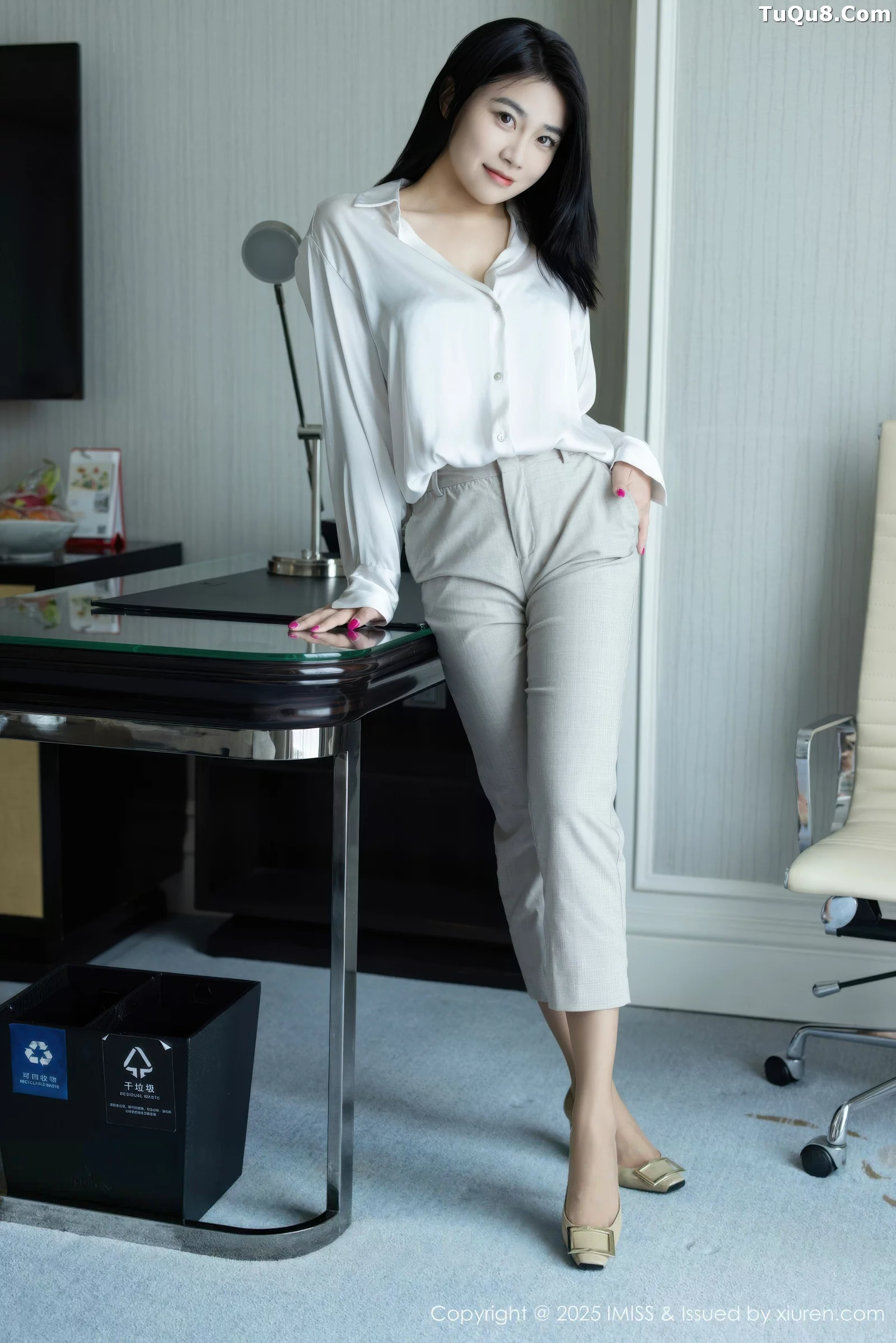 Xgyw.Org_[IMISS爱蜜社]Vol.800_女神许诺Sabrina性感白色OL服饰配超薄肉丝秀完美身材诱惑写真86P