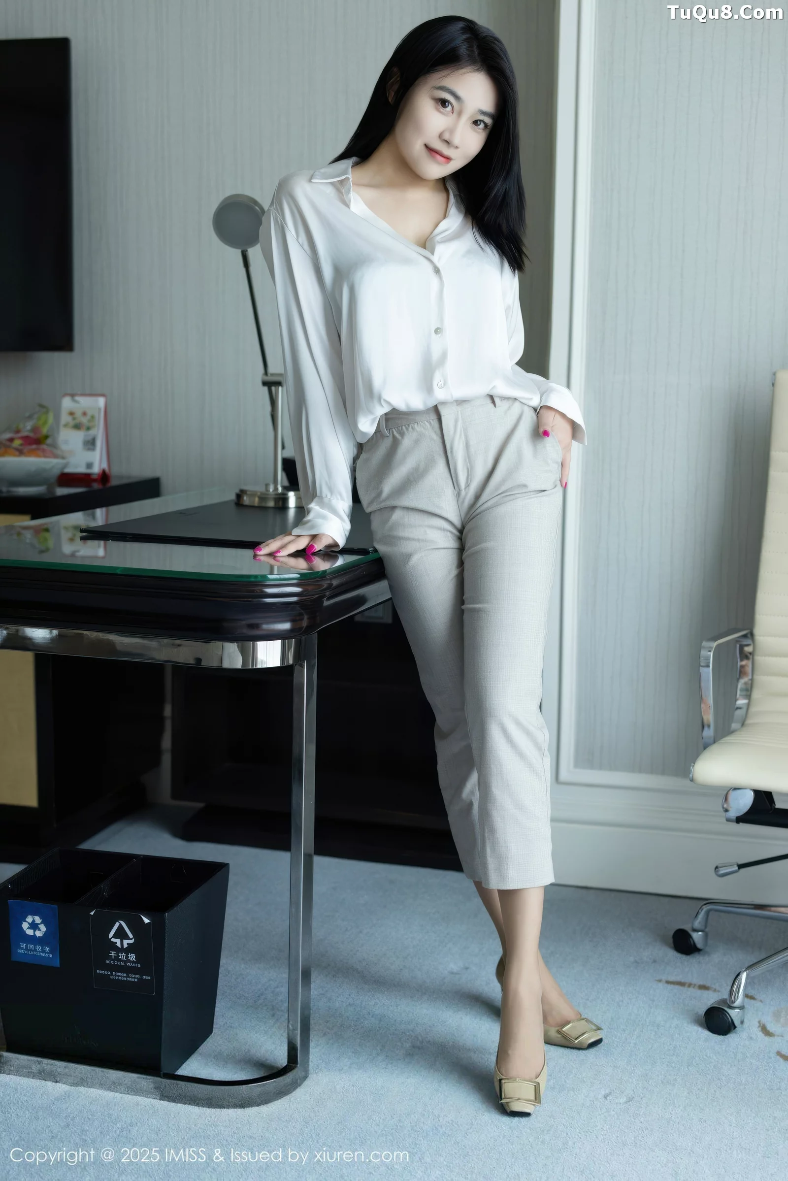 Xgyw.Org_[IMISS爱蜜社]Vol.800_女神许诺Sabrina性感白色OL服饰配超薄肉丝秀完美身材诱惑写真86P