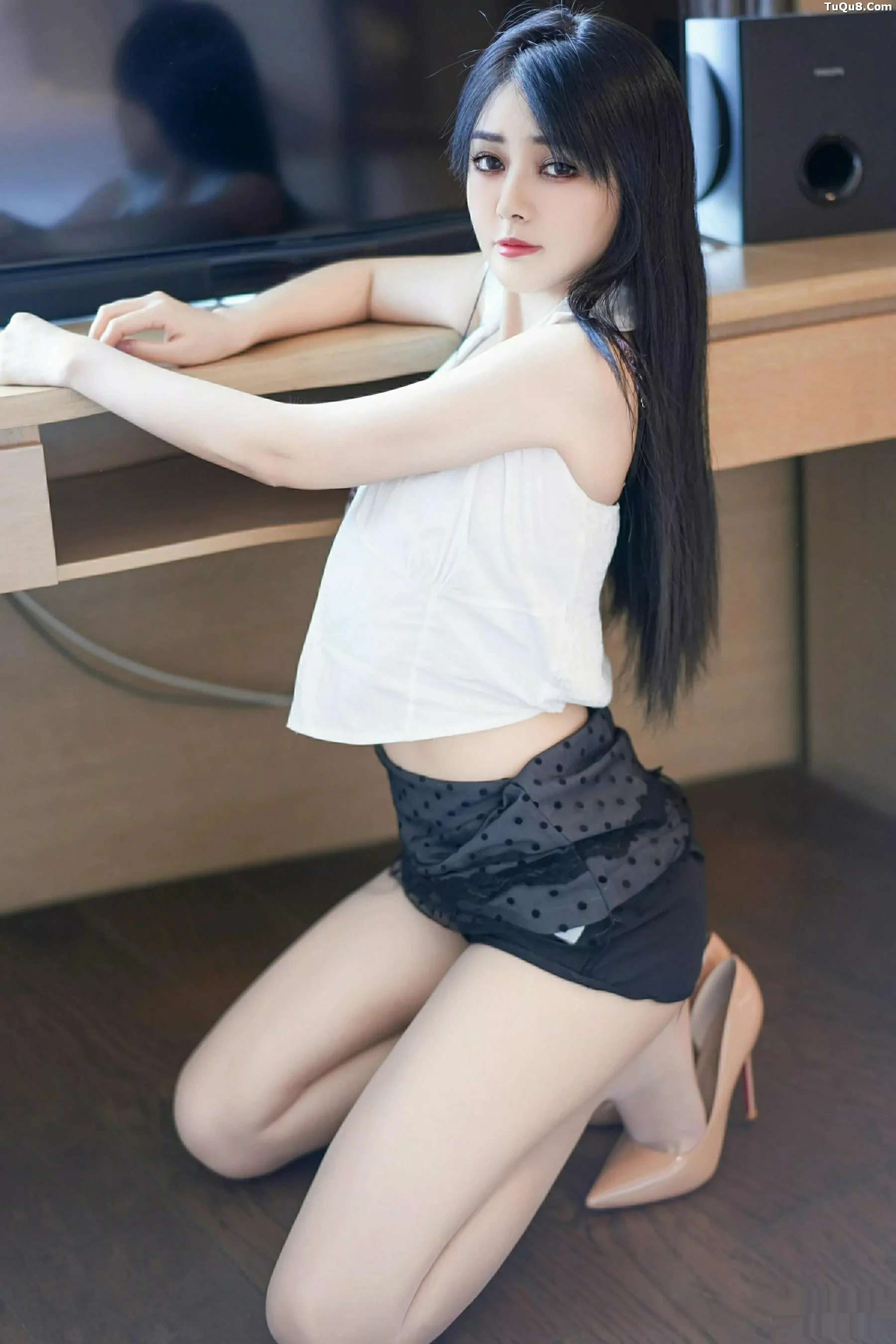 Xgyw.Org_[YouMi尤蜜荟]Vol.1169_模特凯竹Quinn黑色蕾丝波点短裙配白色丝袜秀丰腴身姿诱惑写真69P