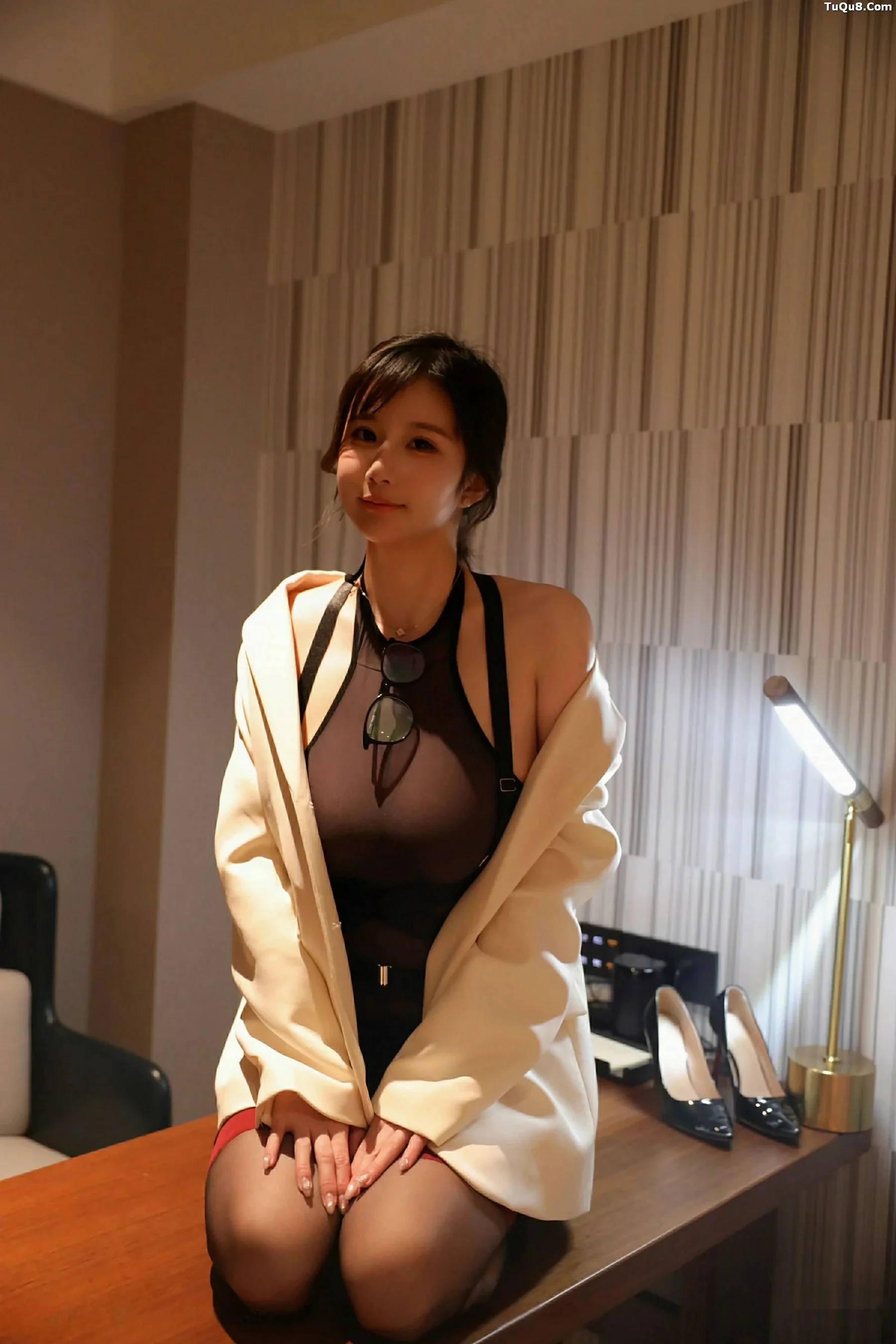 Xgyw.Org_[XiuRen秀人网]No.10805_模特小肉肉咪性感白色OL服饰配黑丝吊袜秀凹凸身材迷人诱惑写真72P
